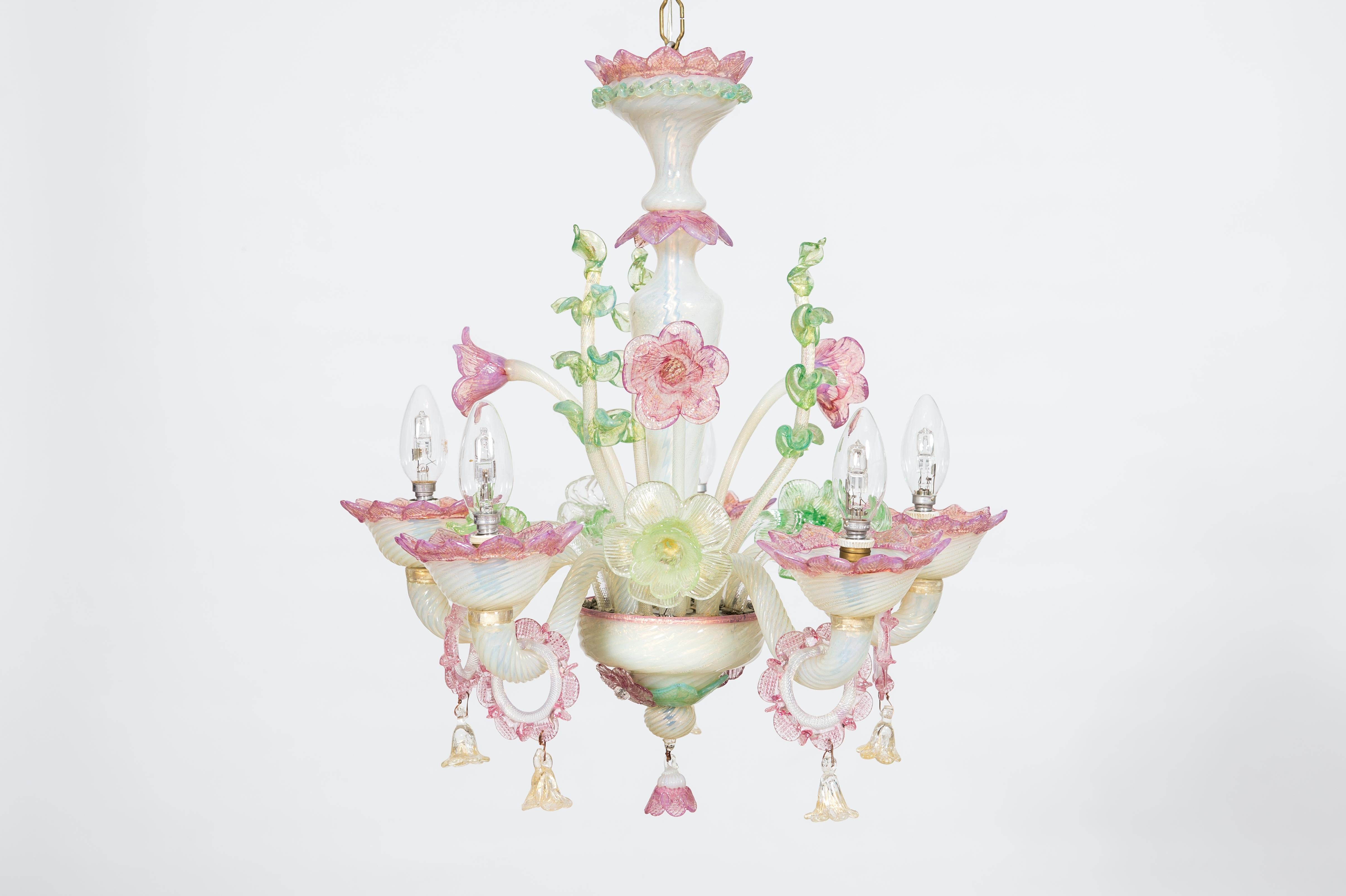 Italiano Lampadario in vetro di Murano opalino e oro, anni '50 circa in vendita