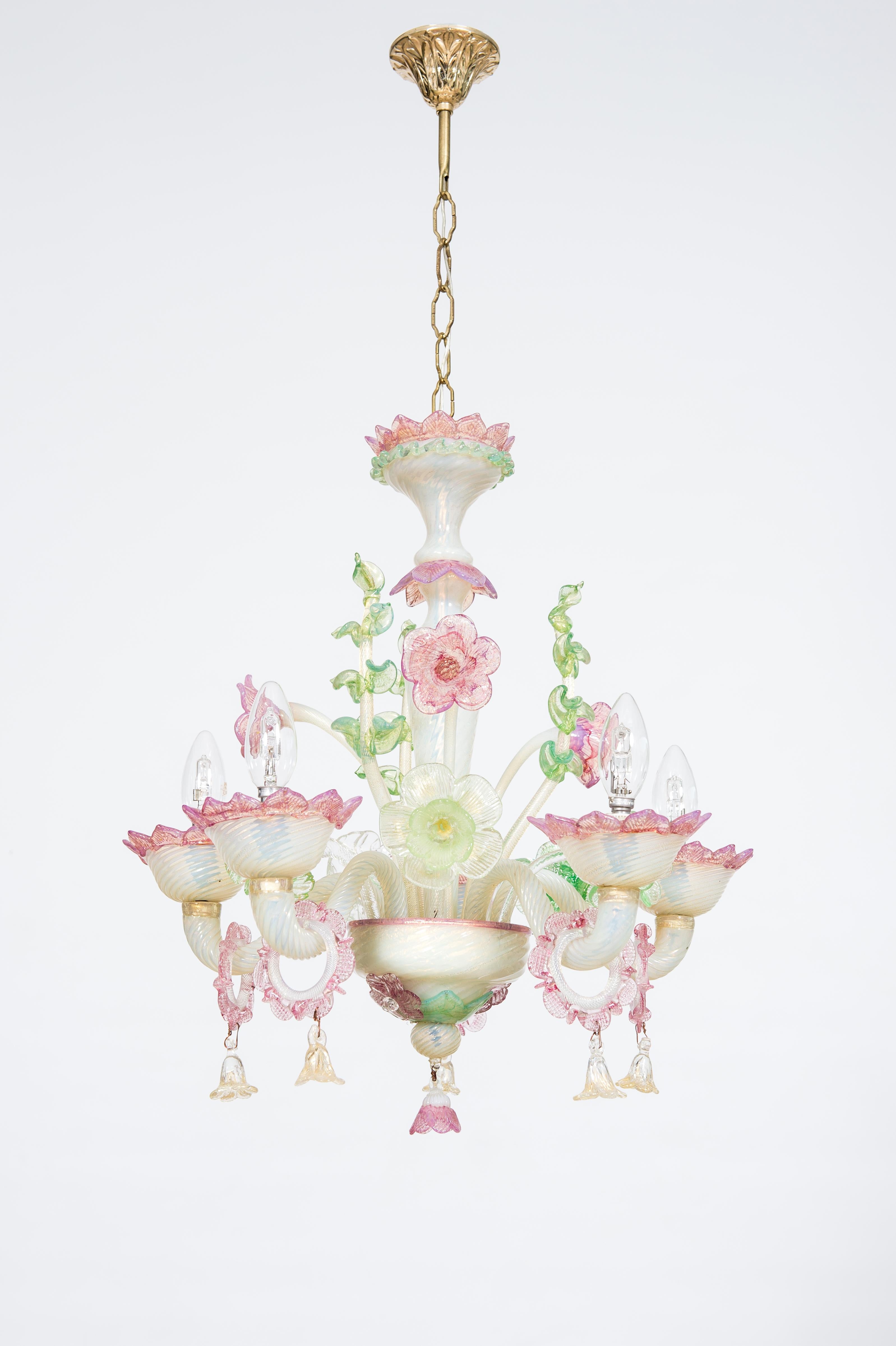 Squisito lampadario in vetro di Murano opalino e oro, circa anni '50
Questo incantevole lampadario in vetro di Murano, realizzato negli anni '50, è una testimonianza dell'impareggiabile abilità dei vetrai veneziani. Eleganza e fascino senza tempo
