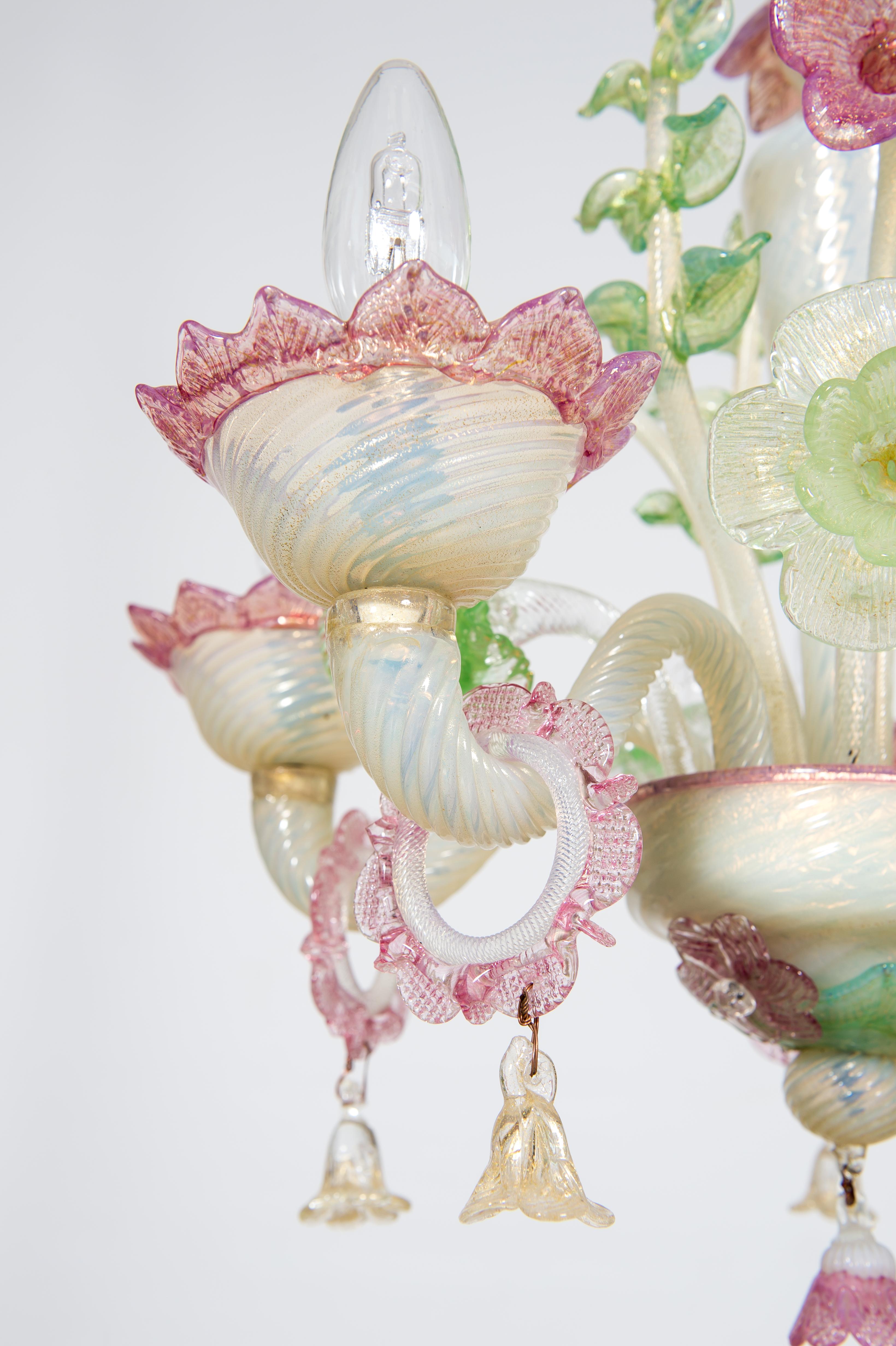 Vetro Lampadario in vetro di Murano opalino e oro, anni '50 circa in vendita