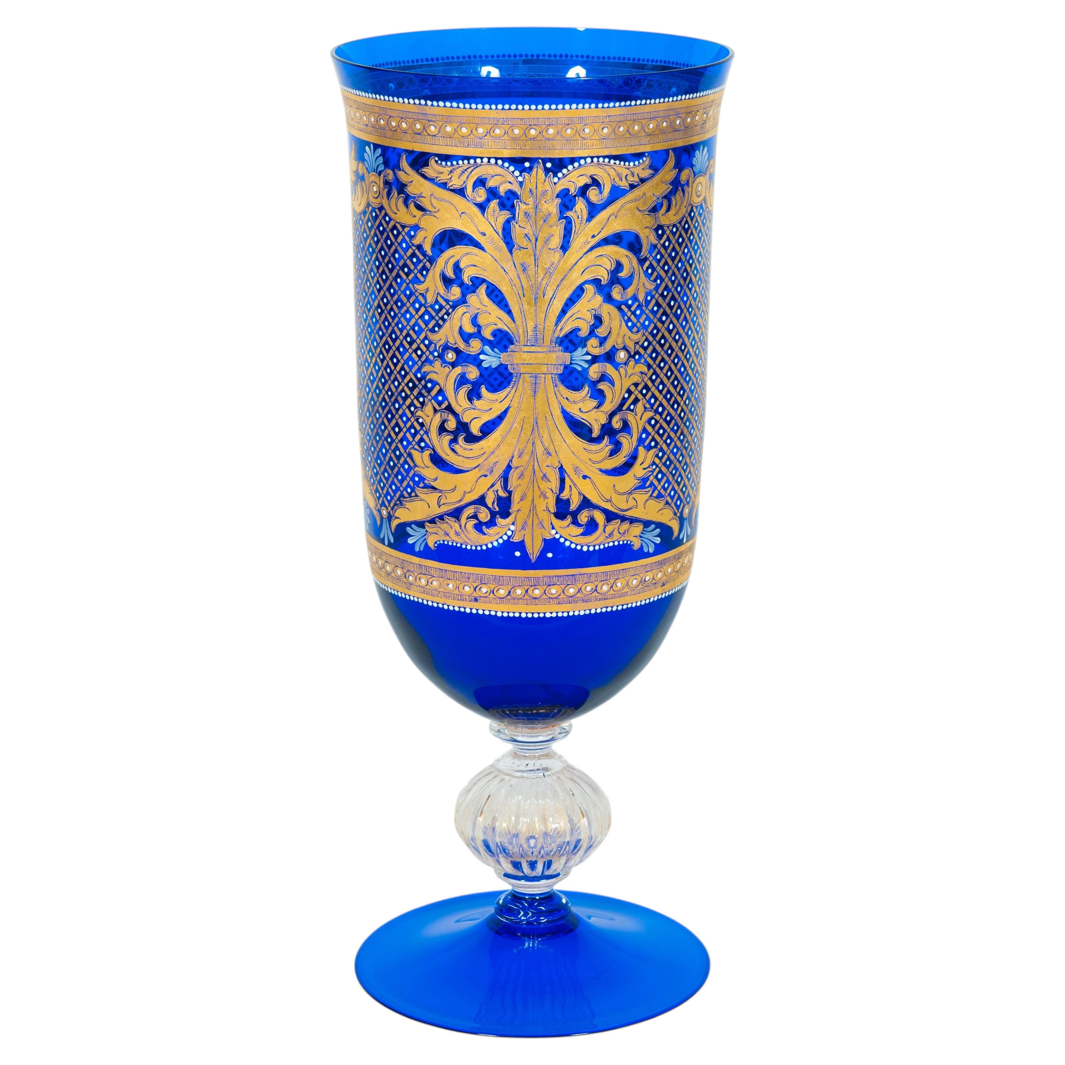 Jarrón italiano de cristal de Murano, azul con pan de oro pintado a mano y detalles florales en venta