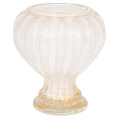 Jarrón italiano de cristal de Murano con detalles en polvo de oro, blanco lechoso, década de los 70