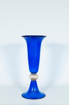 Vaso in vetro di Murano, blu e oro con effetto “bullicante”, bordo nero e sfera, anni ’70