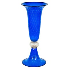 Vaso in vetro di Murano, blu e oro con effetto “bullicante”, bordo nero e sfera, anni ’70