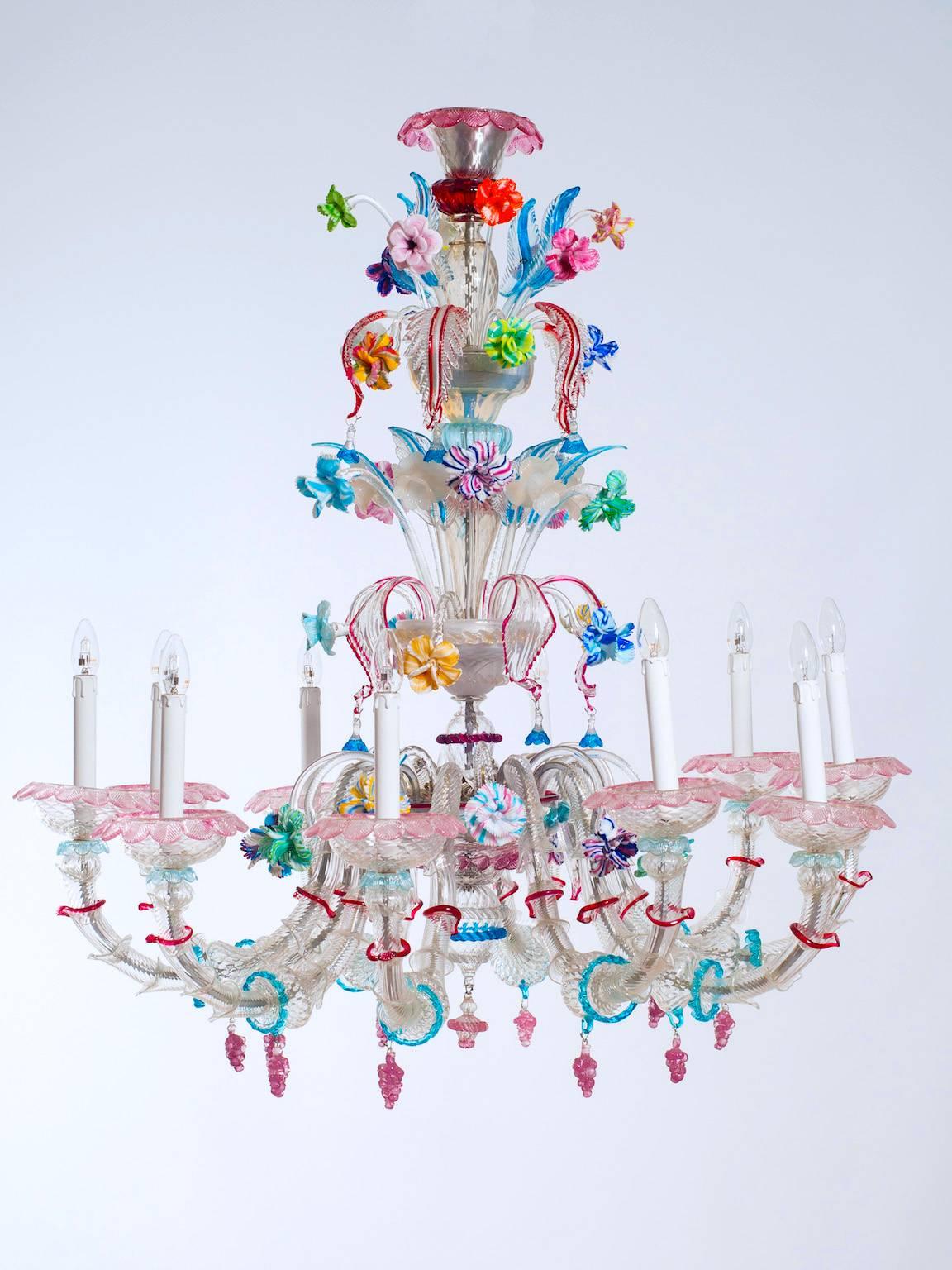 Pink grapes Ca'rezzonico chandelier in Murano glass Giovanni Dalla Fina, 1980s.
Amazing Italian Venetian Ca'rezzonico chandelier in Murano glass clear color, with multi-color finishes in glass paste. All decorations such as flowers and leaves are
