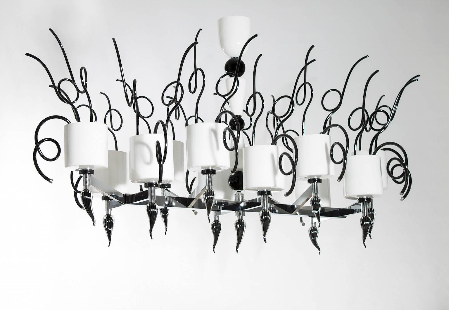 Spectacular Italian Venetian chandelier in Murano glass black and white, in very excellent original condition from circa 1990s, with a fantastic chrome frame, composed by 12 arms positioned in two different levels this gives an unique design. The
