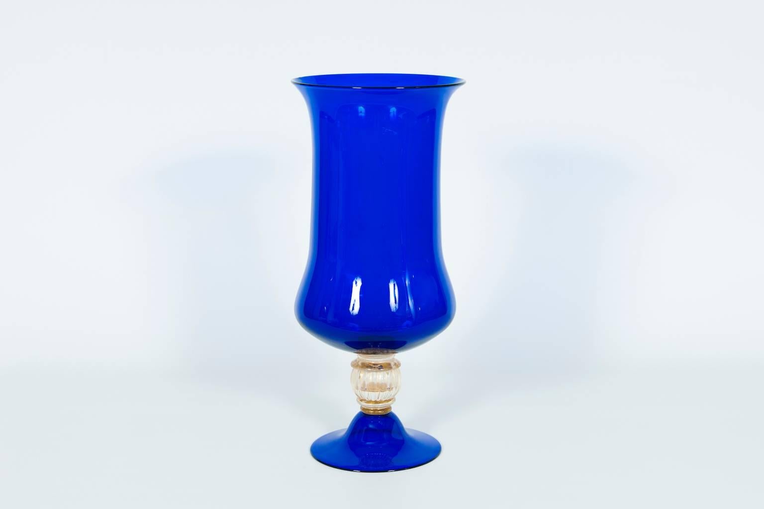 Italienische venezianische Vase aus mundgeblasenem Murano-Glas, blau und 24-karätig vergoldet 1960er Jahre (Art déco) im Angebot