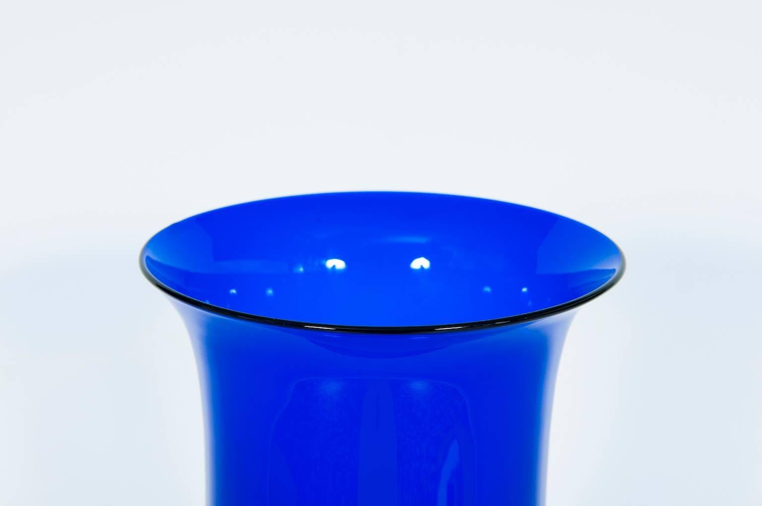 Italian Venetian Vase in Blown Murano Glass Blue and 24-K Gold finishes 1960s For Sale 1