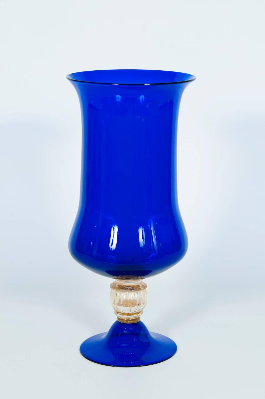 Italienische venezianische Vase aus mundgeblasenem Murano-Glas, blau und 24-karätig vergoldet, 1960er Jahre, mit einer sehr raffinierten und eleganten Form, in sehr gutem Originalzustand, wie auf den Bildern dokumentiert. 
Die Vase wurde vollständig