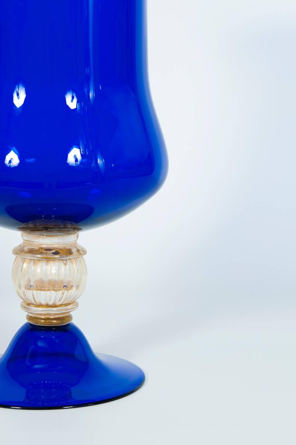 Italienische venezianische Vase aus mundgeblasenem Murano-Glas, blau und 24-karätig vergoldet 1960er Jahre (Mitte des 20. Jahrhunderts) im Angebot