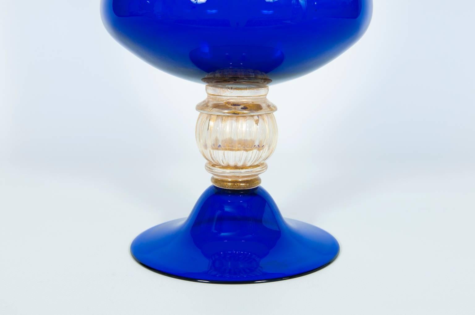 Italian Venetian Vase in Blown Murano Glass Blue and 24-K Gold finishes 1960s In Excellent Condition For Sale In Villaverla, IT