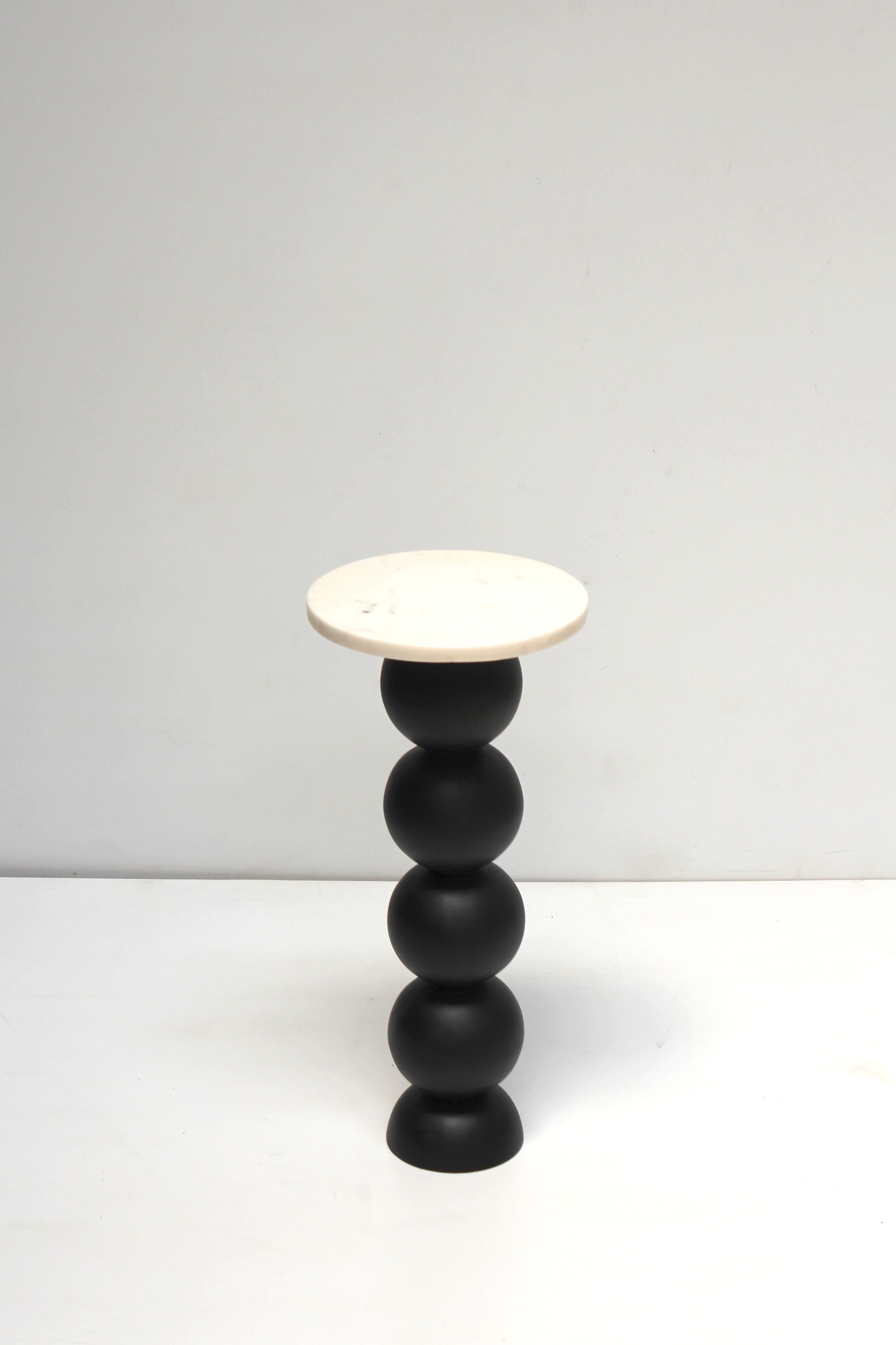 Notre table Ball Pack est désormais disponible dans une nouvelle finition noire époustouflante !
Cette pièce élégante allie forme et fonction sans effort, avec un plateau en marbre joliment veiné associé à des pieds en bois sculpturaux. Fabriquée à