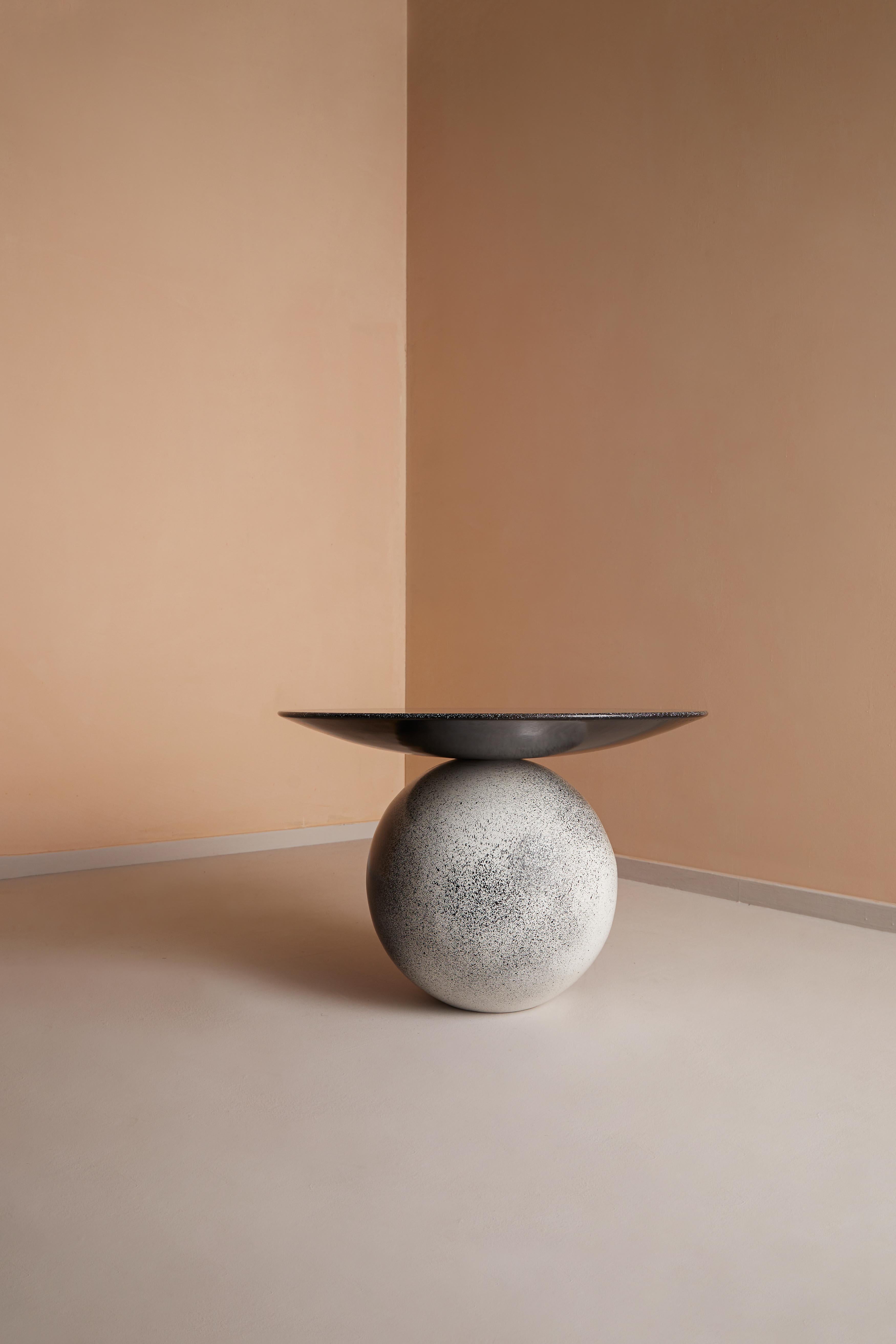 Le minimalisme réfléchi occupe le devant de la scène dans notre table basse Ball, où la simplicité rencontre un fort impact visuel. Conçue pour incarner la beauté des formes géométriques de base, cette pièce équilibre des lignes épurées avec une
