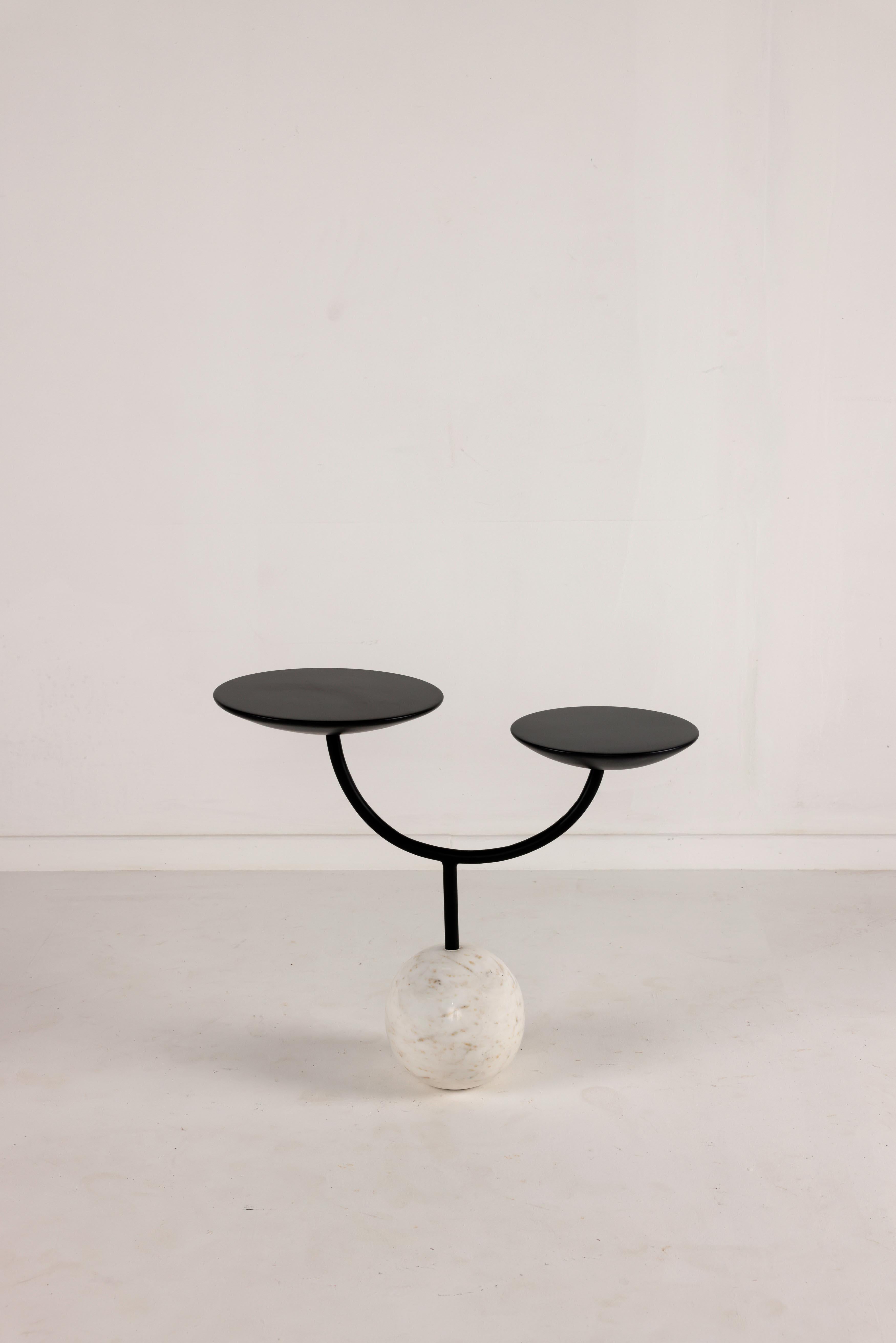 El minimalismo reflexivo cobra vida en nuestra Mesa Ball Storey, donde la forma se une a la función de la forma más elegante. Diseñada en torno a una silueta sencilla y llamativa, esta pieza constituye una audaz declaración visual al tiempo que