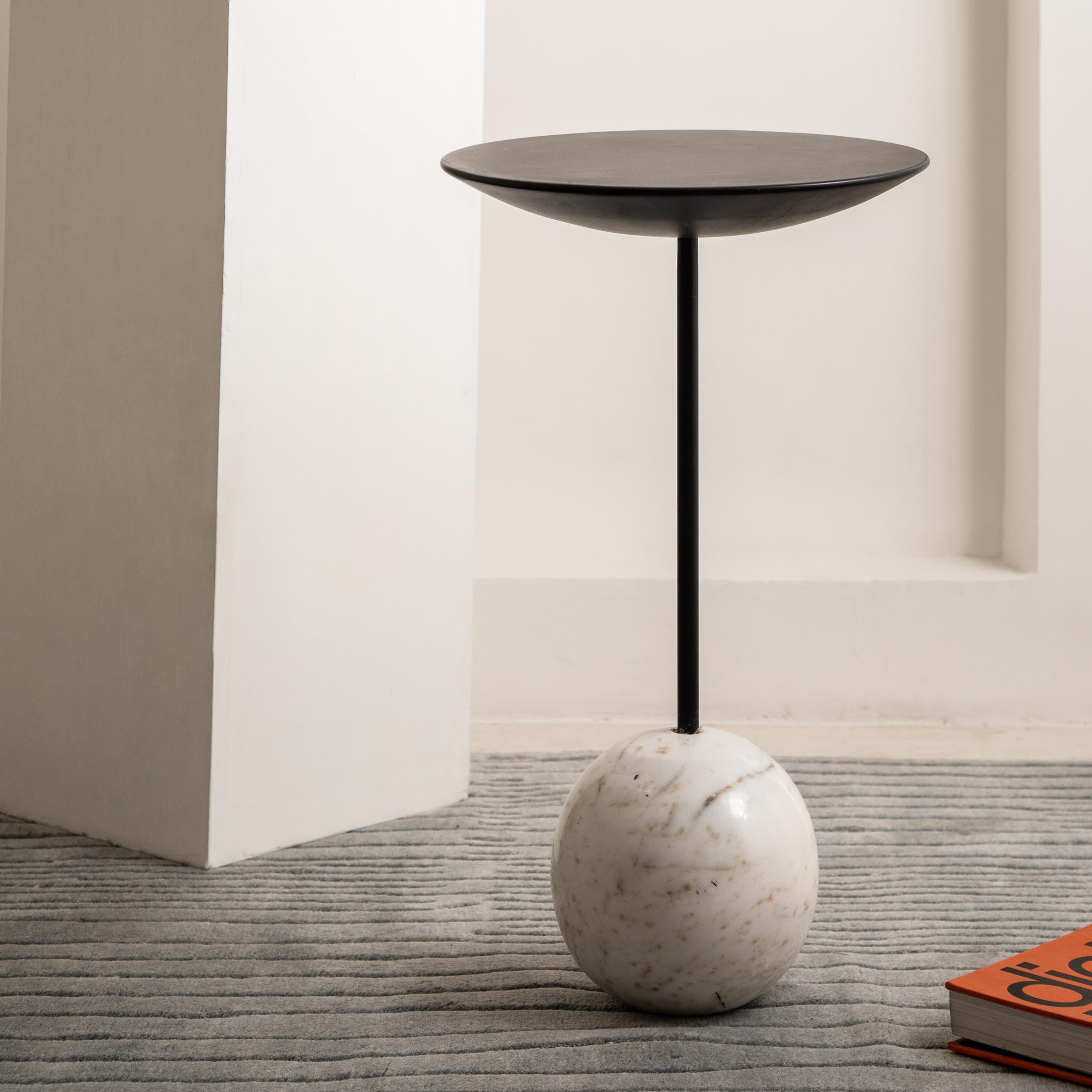 Ball End Table In New Condition For Sale In New Delhi, IN