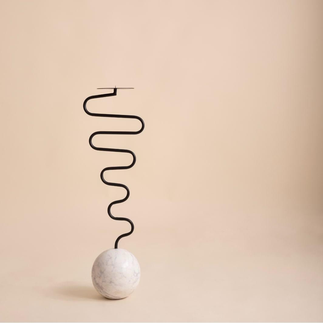 Elegante y escultural, el candelabro de bola está meticulosamente elaborado a partir de una sola pieza de madera maciza, mostrando la belleza de los materiales naturales y la destreza artesanal. Su silueta minimalista pero atrevida lo convierte en