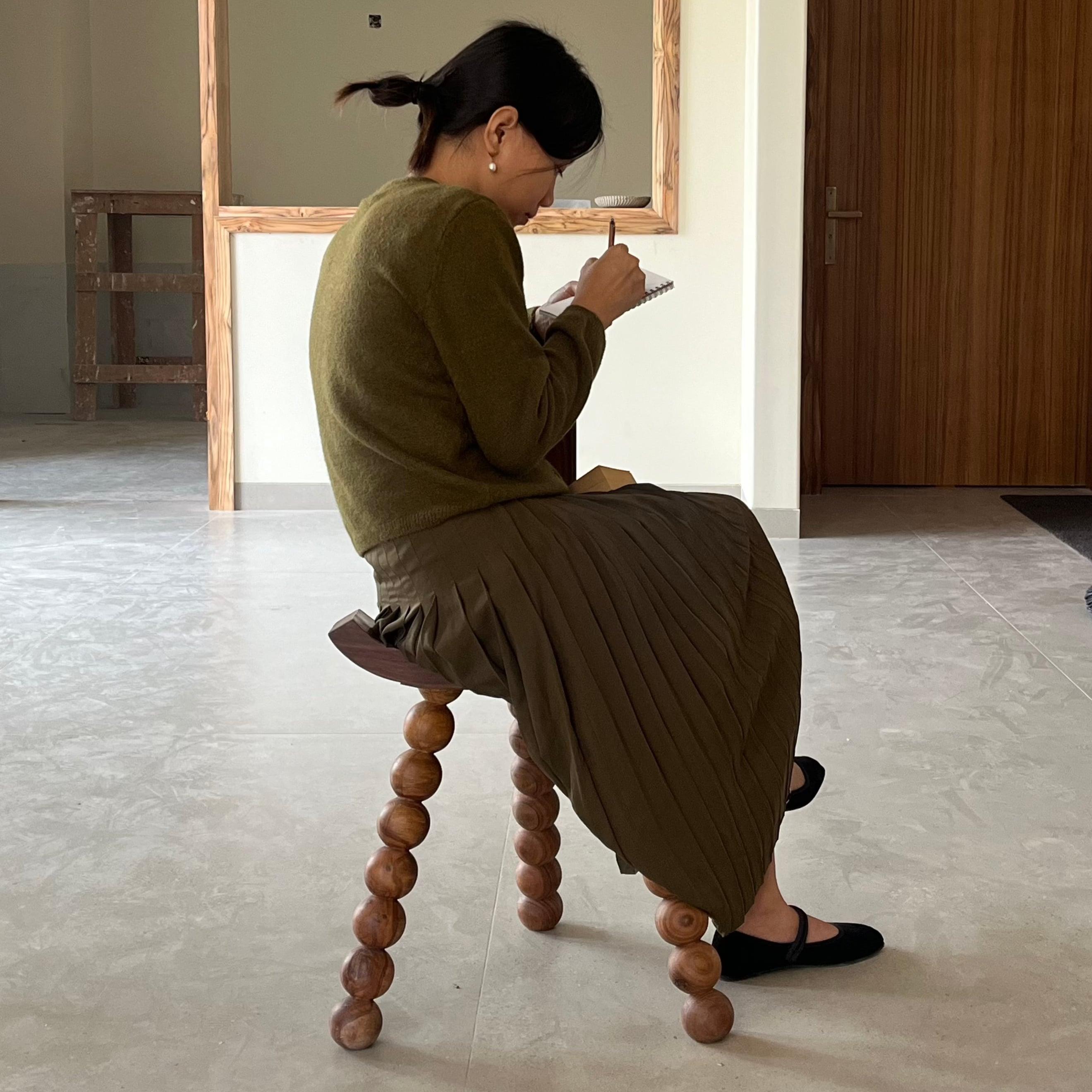 Unser Ball Tripod Chair ist eine durchdachte Mischung aus ergonomischem Komfort und skulpturalem Design. Er wurde sorgfältig gefertigt, um sowohl den Lendenbereich als auch die Hüftgelenke zu unterstützen. Dieser Stuhl aus Massivholz ist ebenso