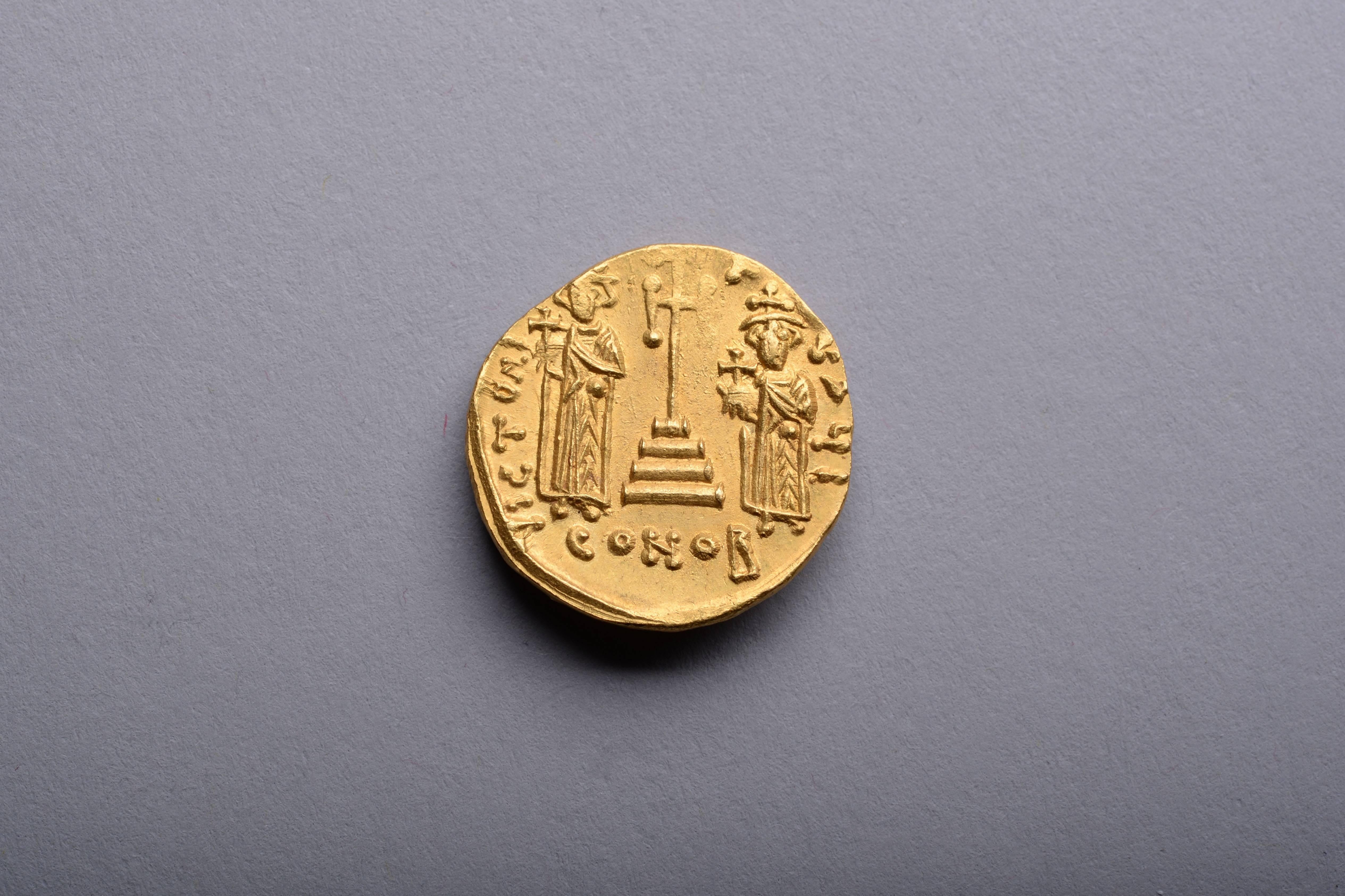 A very rare and well provenanced ancient Byzantine gold solidus, in superb condition. Minted under Emperor Constantine IV at the Syracuse mint, circa 668-685 AD.

The obverse with the draped and cuirassed bust of Constantine IV, he wears a crown