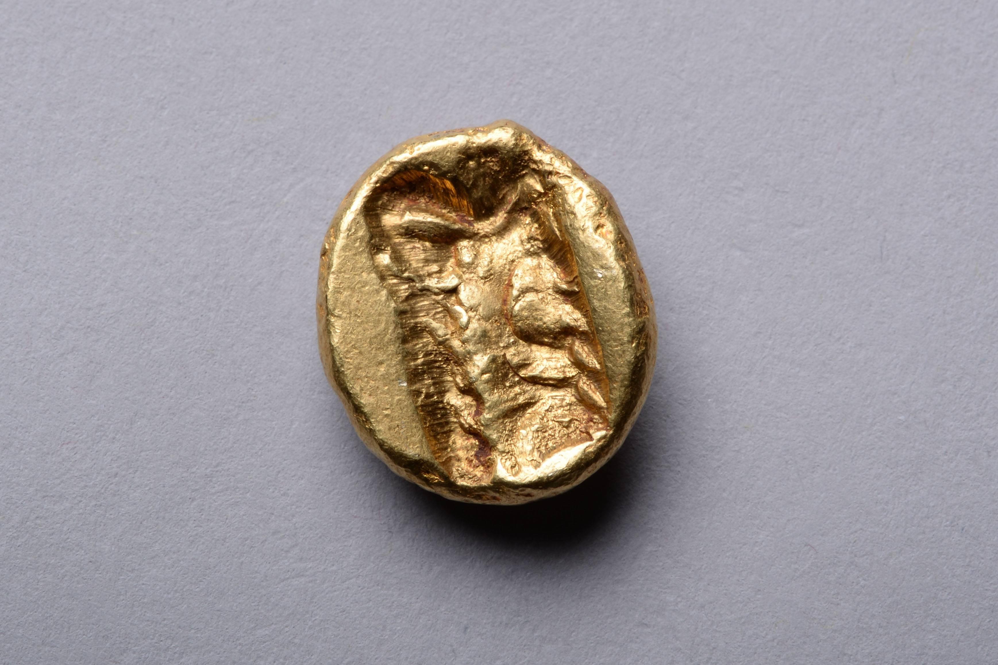A superb example of an ancient Persian gold daric. Minted by the Achaemenid Empire, under King Xerxes II or Artaxeres II, circa 420 - 375 BC, at the Sardes mint. 

The obverse with a beautiful and highly naturalistic depiction of the Great King of