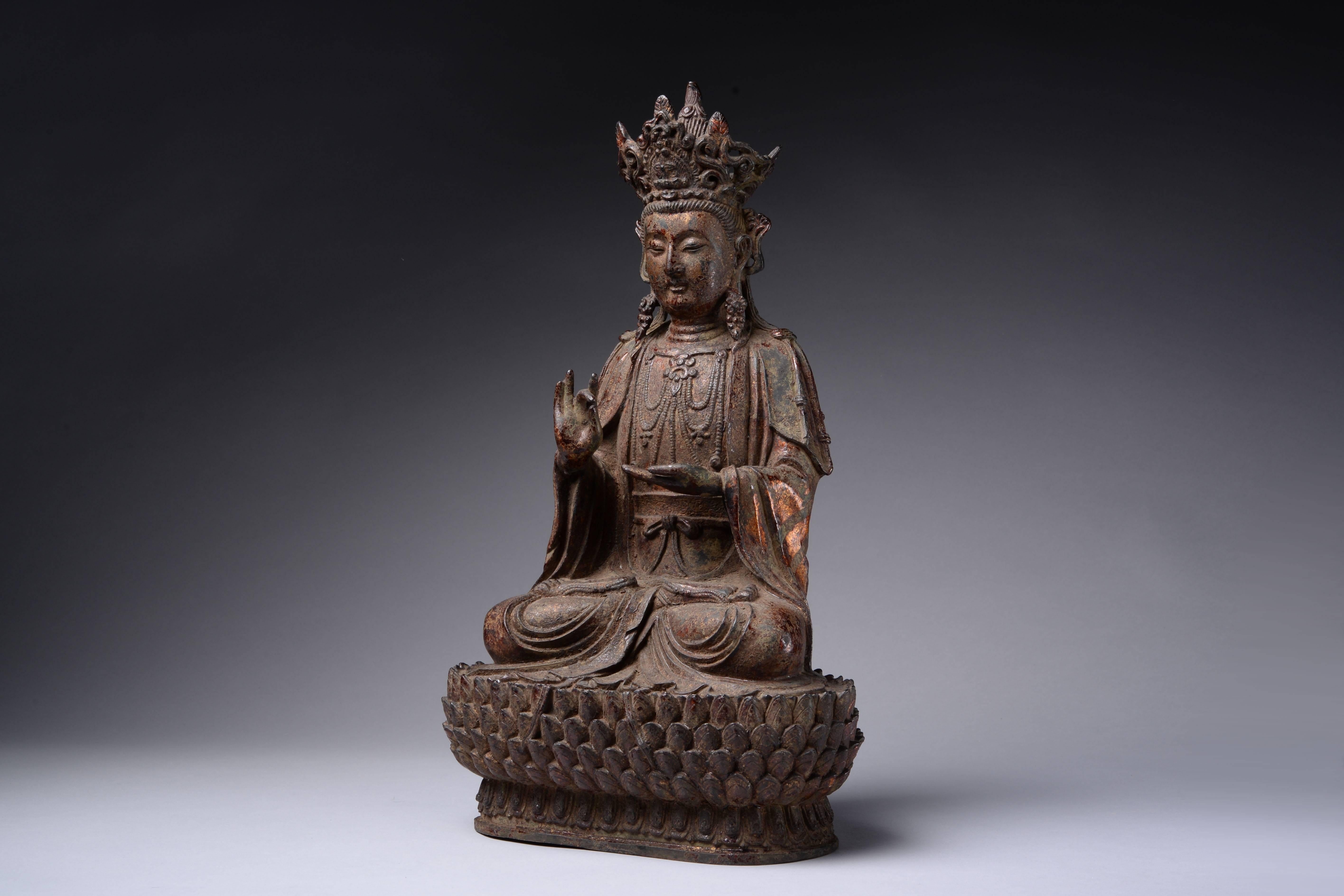 Ancient Chinese Ming Dynasty Gilt Lacquered Seated Guanyin Buddha, 1450 AD In Excellent Condition In London, GB