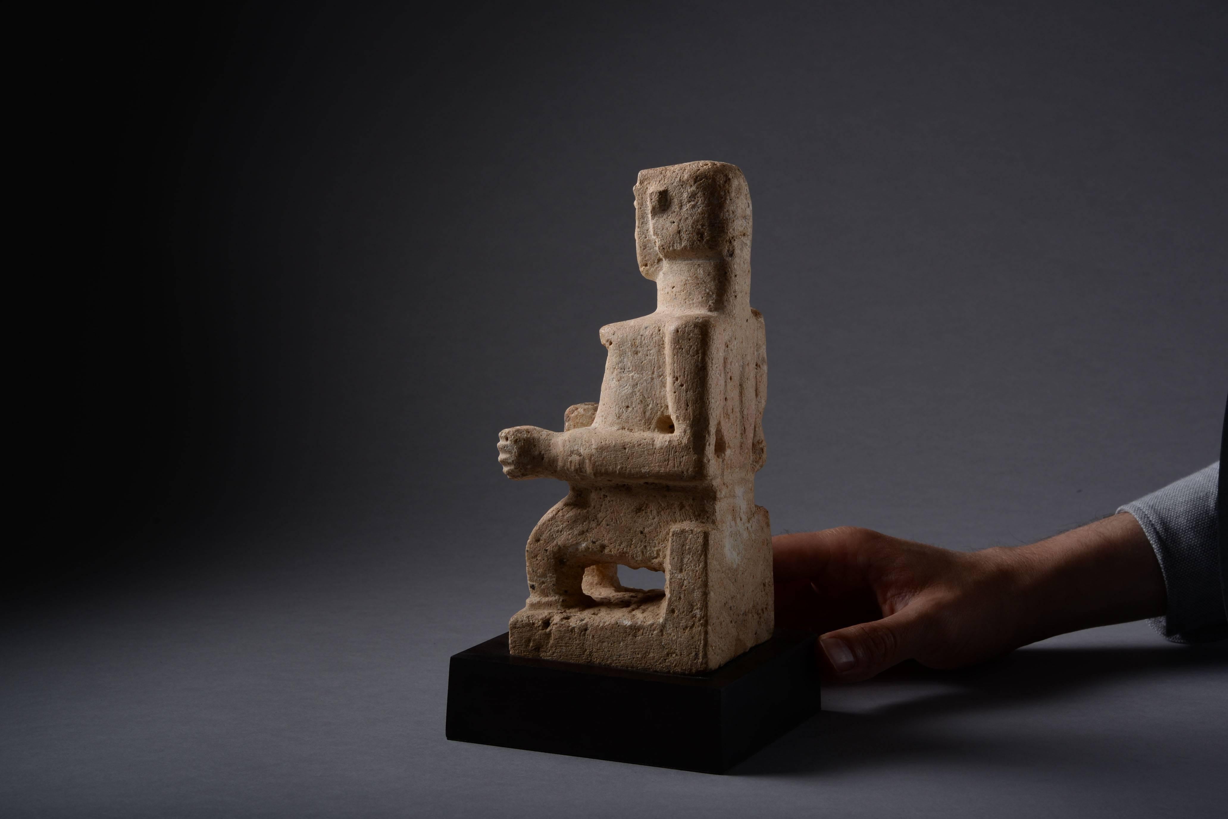 Ancient South Arabian Limestone Abstract Female Idol In Excellent Condition In London, GB