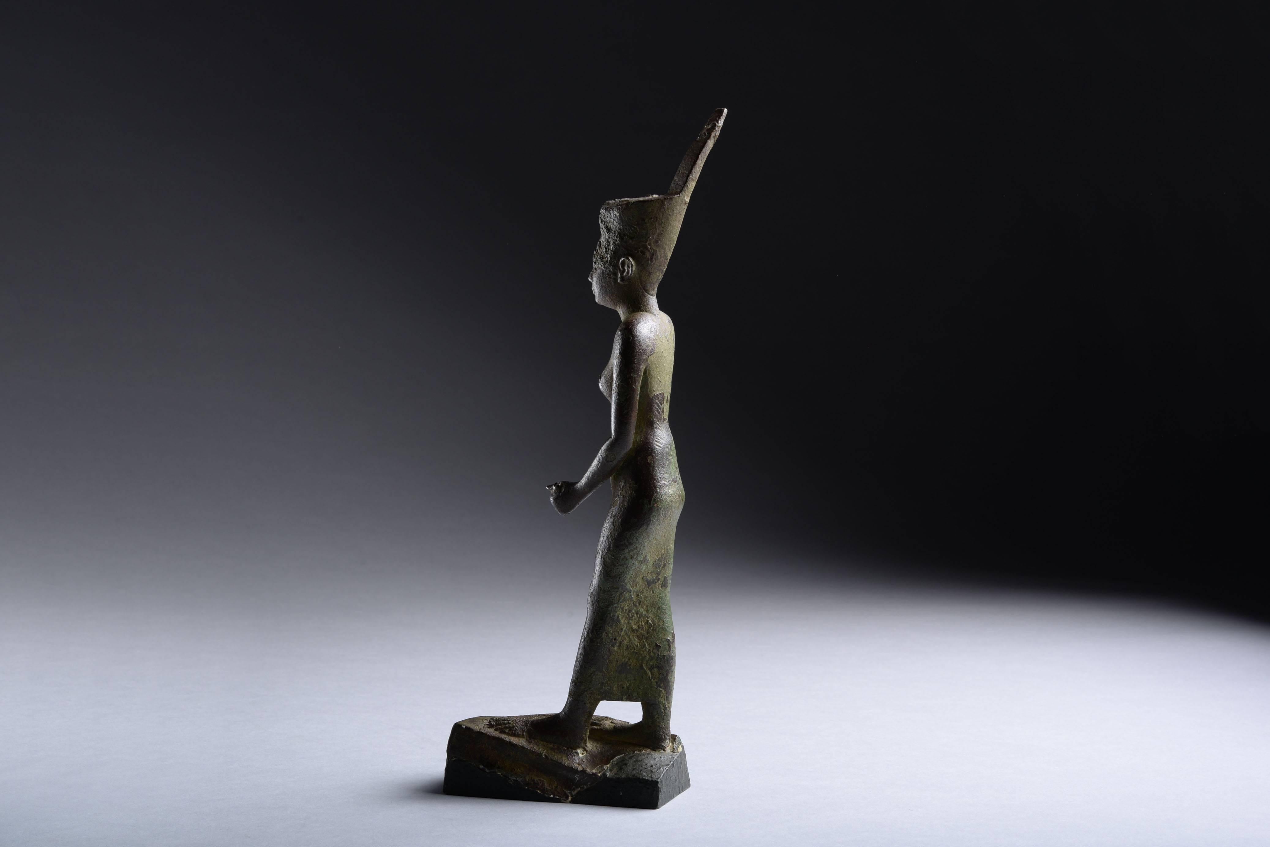 Large Ancient Egyptian Bronze Statuette of the Goddess Neith, 664 BC In Excellent Condition In London, GB