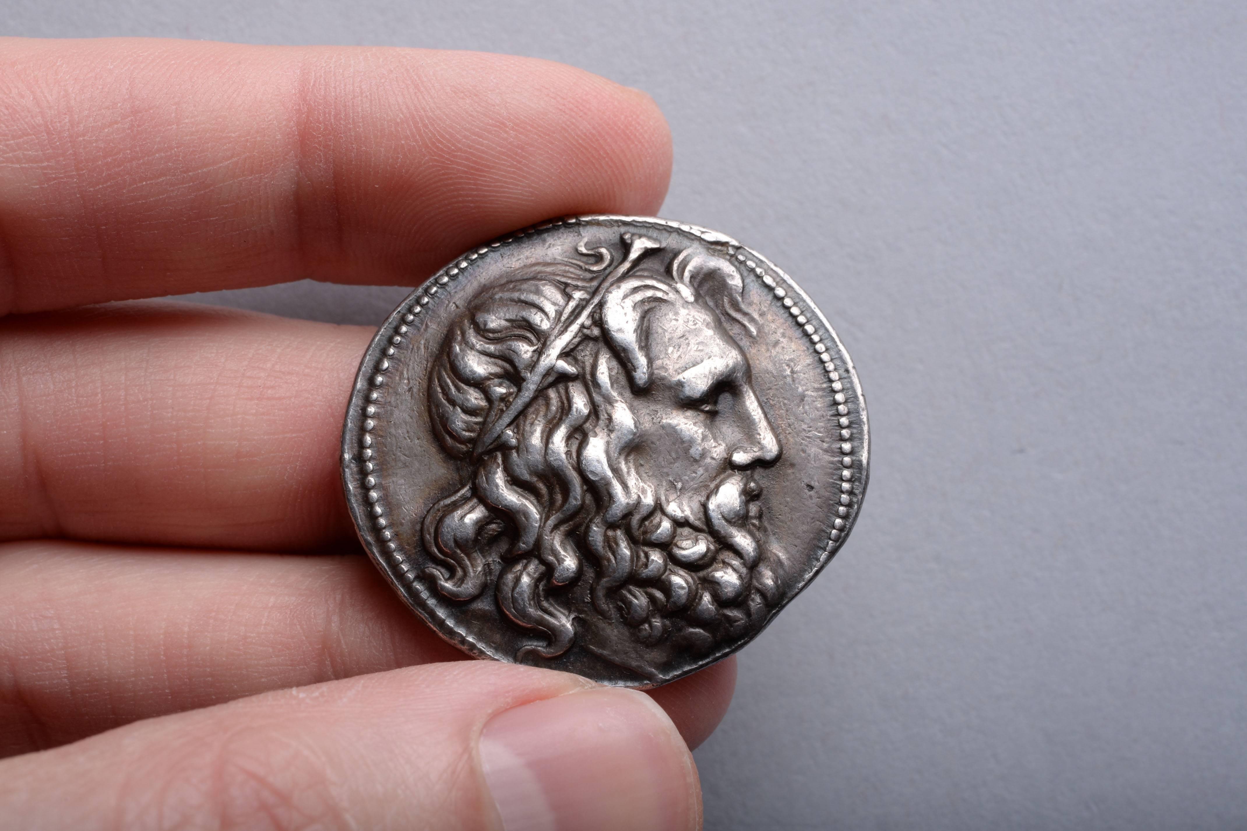 Impresionante moneda de plata de la antigua Grecia con un fantástico ejemplo de retrato helenístico.

Tetradracma acuñado bajo el reinado de Antigonos III Dosón (