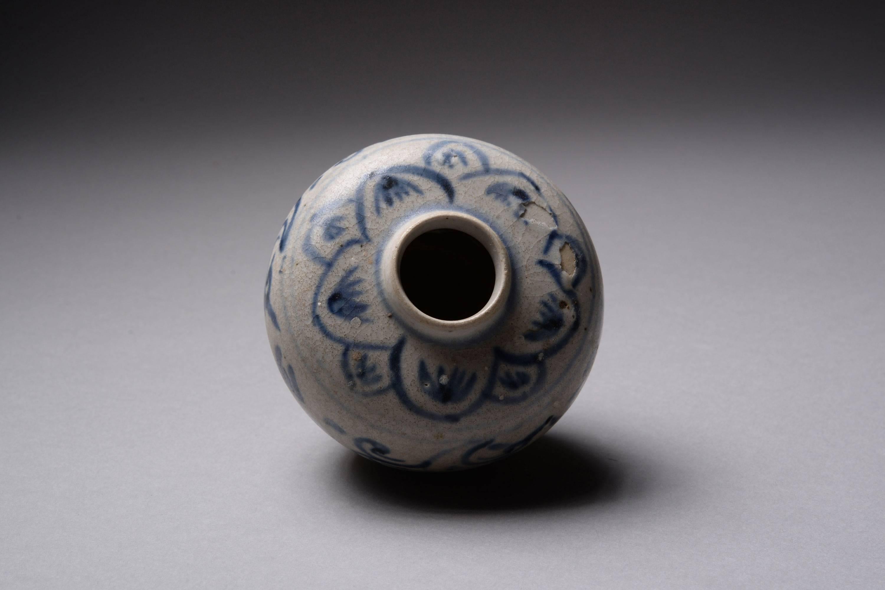 A beautifully preserved example of a Medieval Vietnamese blue and white jarlet, officially salvaged and recorded from the famous Hoi An hoard shipwreck, dating to the mid 15th century.

Of Vietnamese stoneware, the heavy jarlet is beautifully and