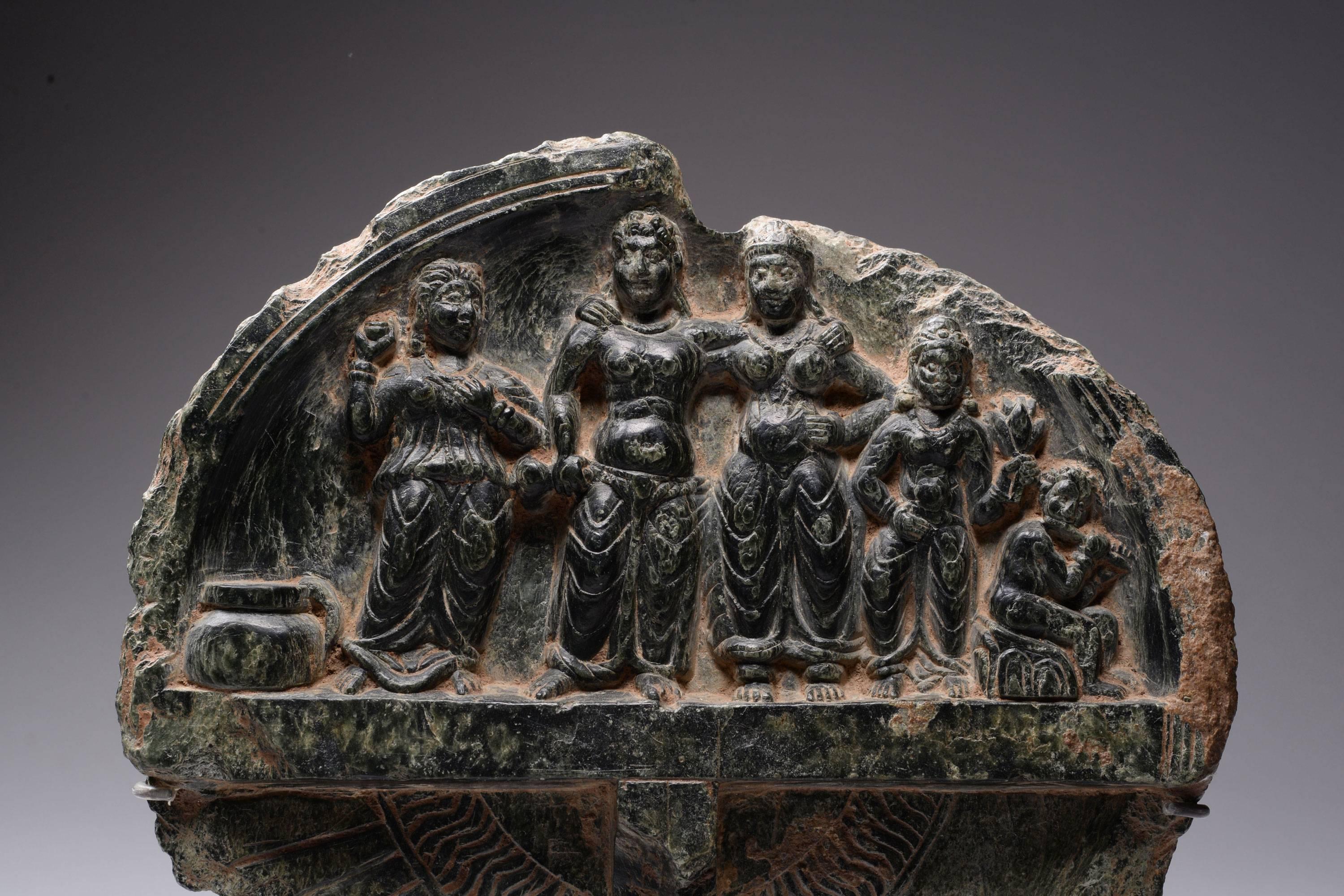 An exceptional Gandharan green schist dish or cosmetic palette, dating to the 2st - 3rd Century A.D. 

The stone of an unusual emerald / jade-like quality, polished to create a beautiful aesthetic. The piece is in the form of a large dish, divided