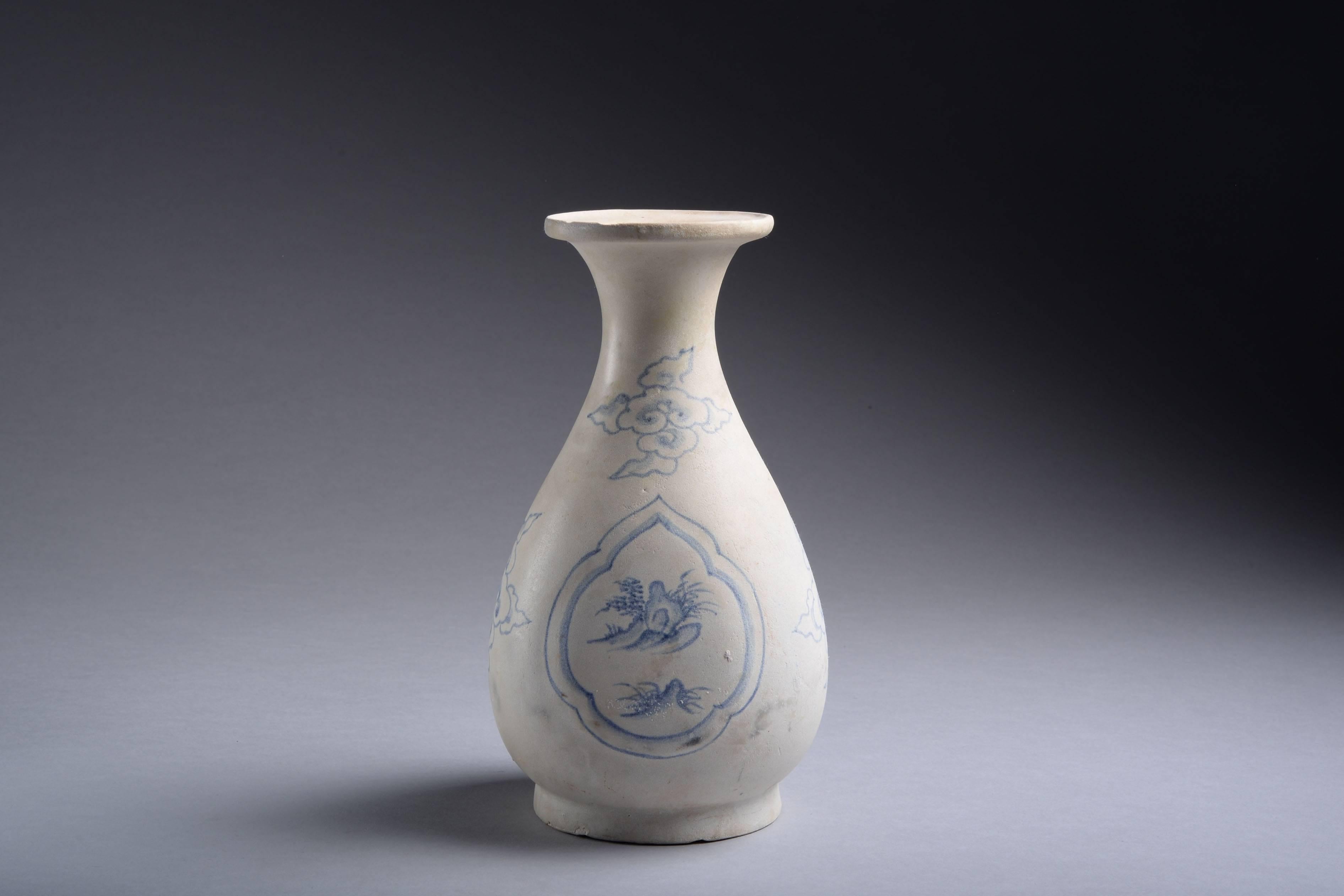 15th Century Chinese Blue and White Vase from the Hoi An Shipwreck In Excellent Condition In London, GB