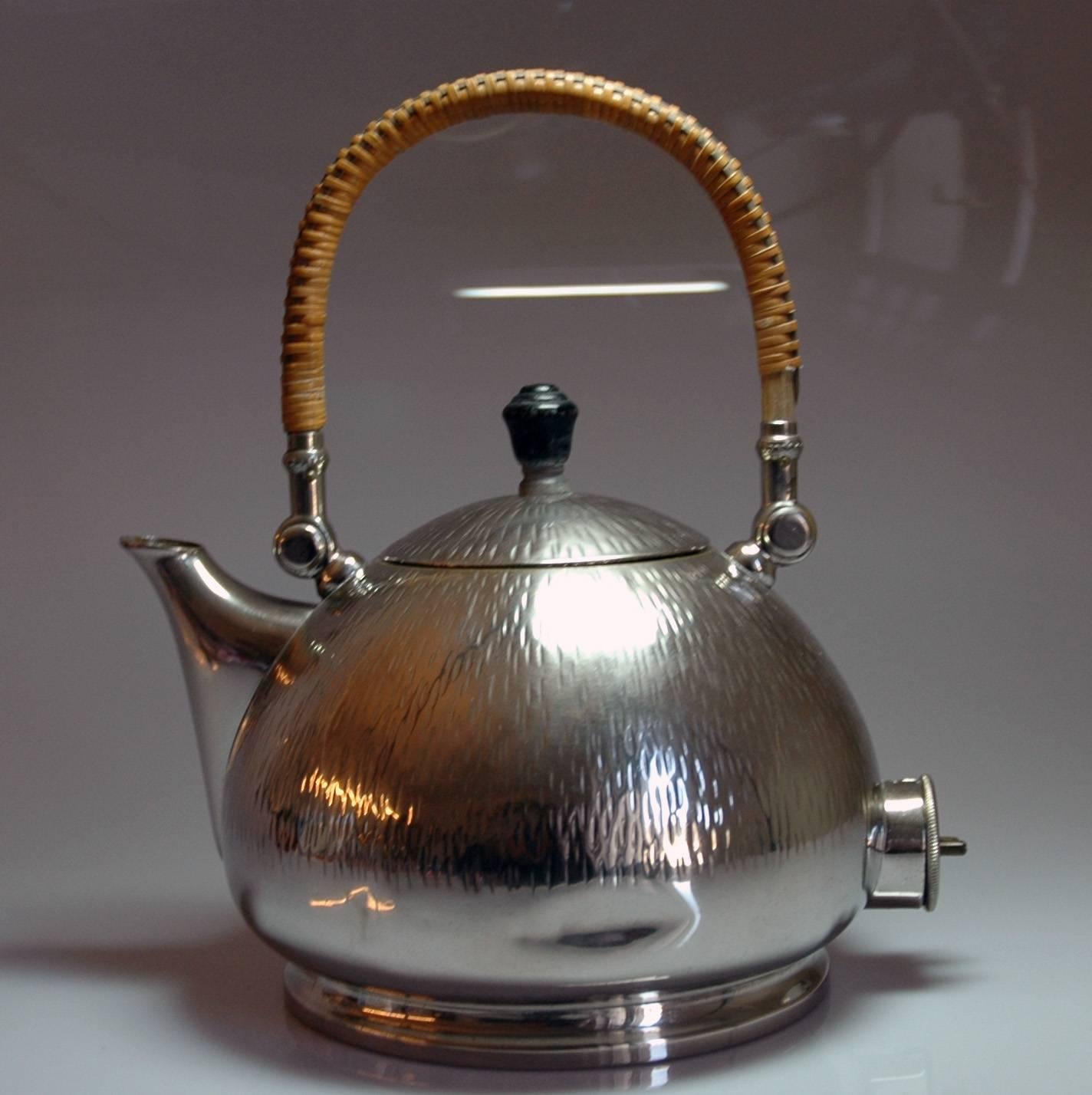 This electrical tea kettle of Peter Behrens is an important sample for the beginning of early Industrial Design. Peter Behrens established for the AEG the worlds first corporate design – from letterhead, architecture to product design.

The kettle
