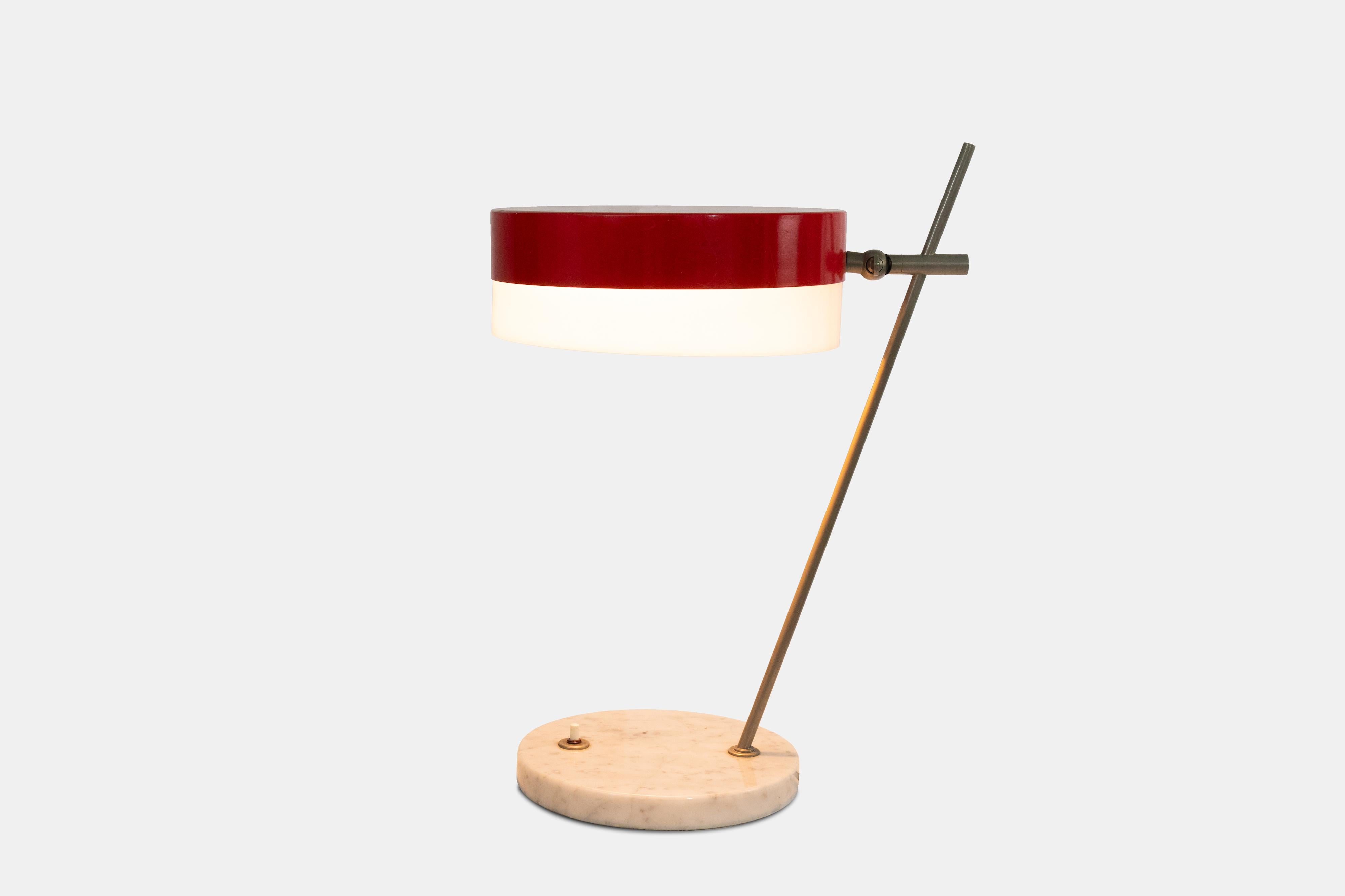 Lámpara de mesa roja, hacia 1950

Base de mármol, vástago de acero aluminizado y diferencias en metal pintado de rojo y metacrilato opal blanco. Fabricado por Stilux, Milán, Italia.

Etiqueta original 