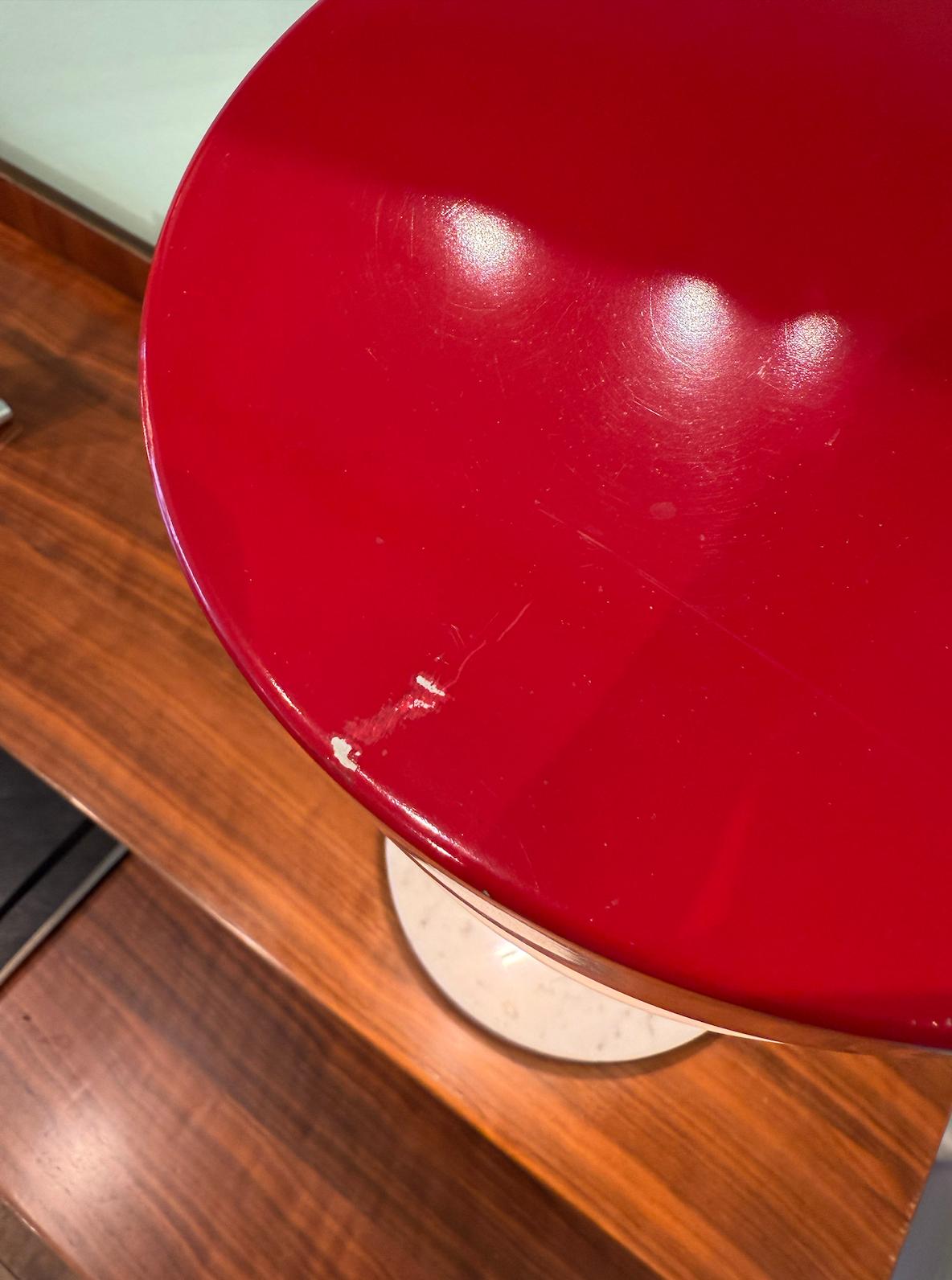 1950s Stilux Milano Lámpara de mesa italiana Rojo Blanco Color Mármol Plexiglás mediados del siglo XVII en venta