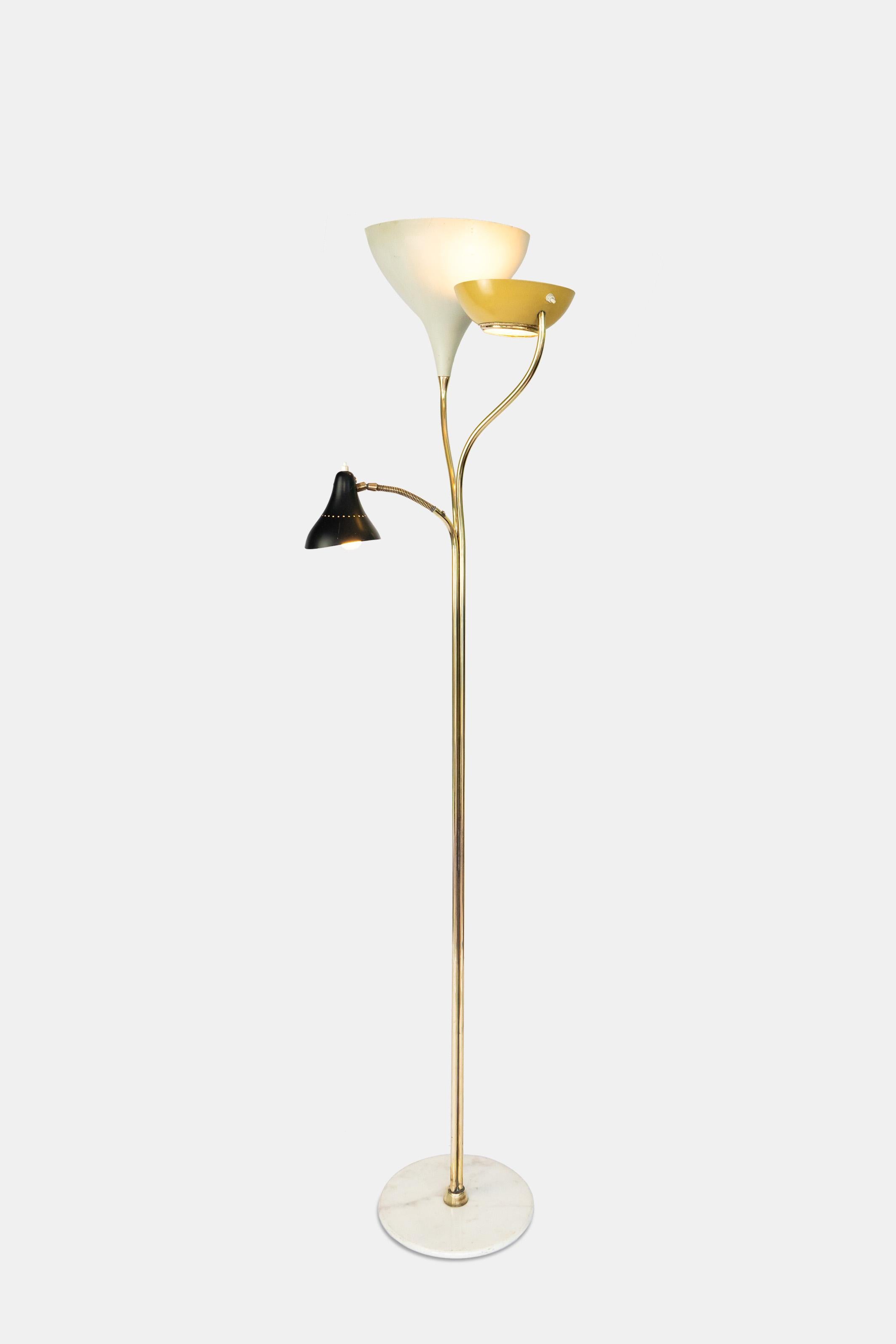 Lámpara de pie, Model No. LS 27, hacia 1950

Base de mármol, tija de latón y tres difusores de luz de aluminio patinado y pintado. Fabricado por Lumi, Milán, Italia.

Oscar Torlasco fue un diseñador de iluminación de los años 50 y 60. En 1959 ganó