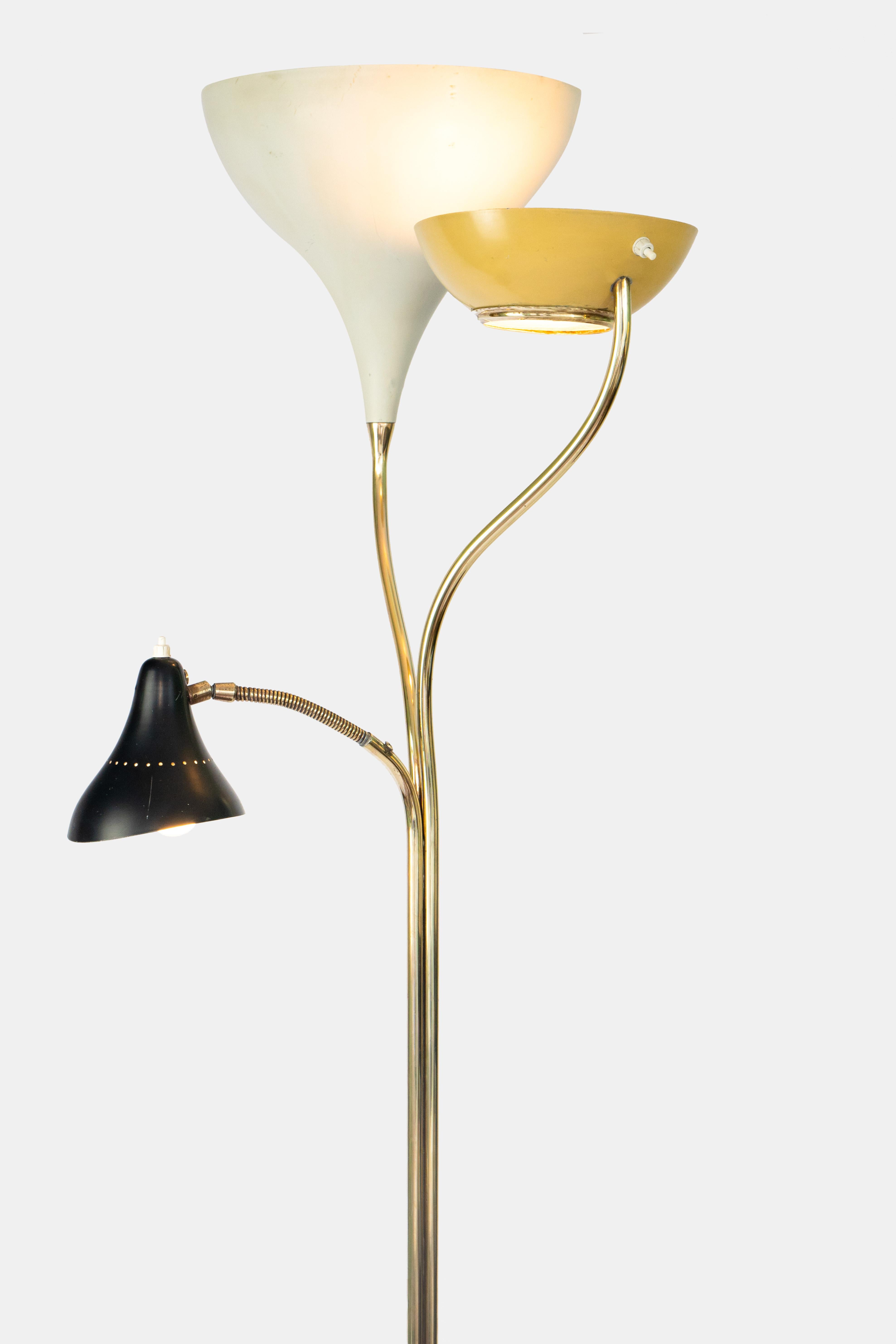 Años 50 Oscar Torlasco Lámpara de pie LS27 Mármol Latón Aluminio Negro Amarillo Blanco Moderno de mediados de siglo en venta