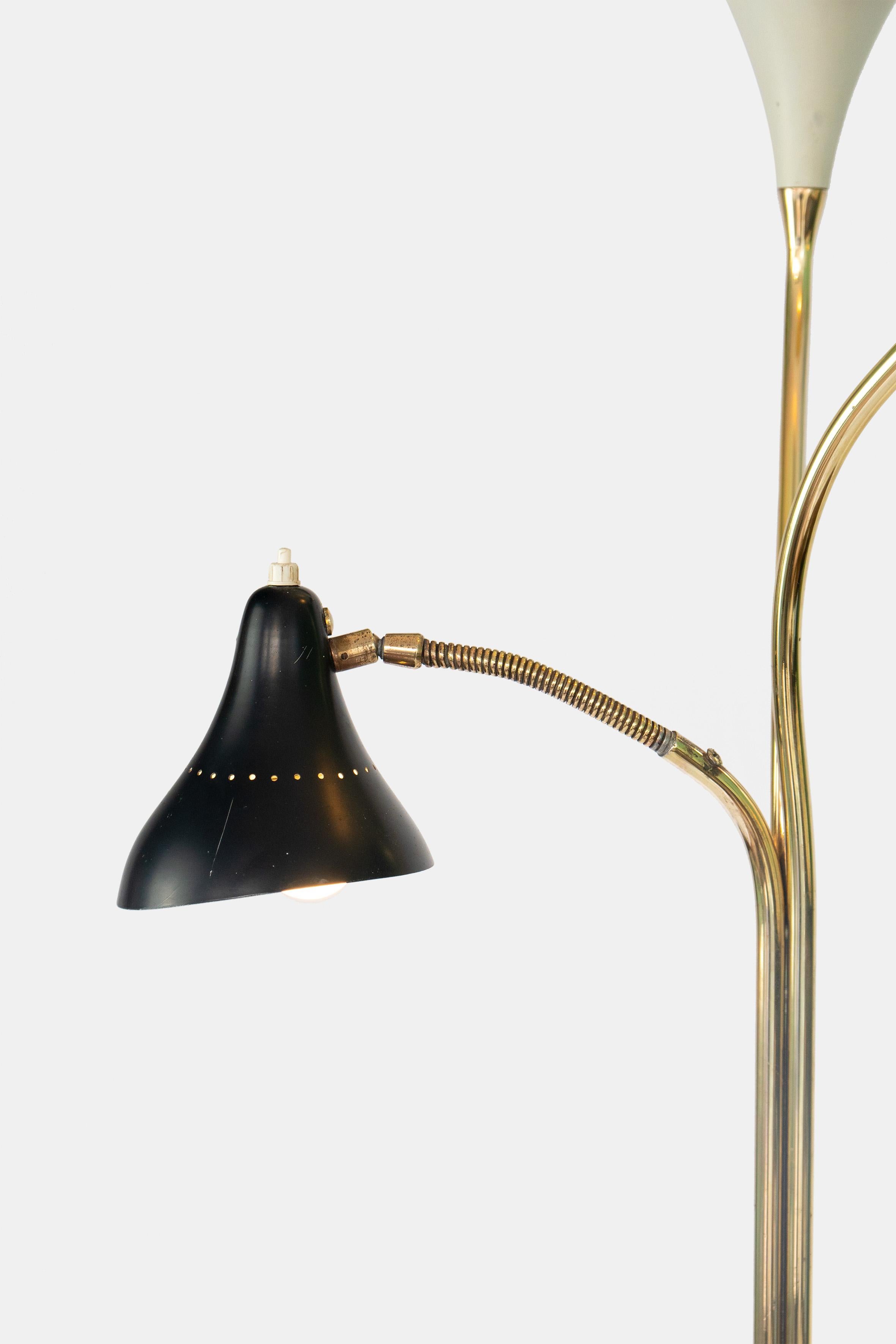 Años 50 Oscar Torlasco Lámpara de pie LS27 Mármol Latón Aluminio Negro Amarillo Blanco en Bueno estado para la venta en Milano, IT
