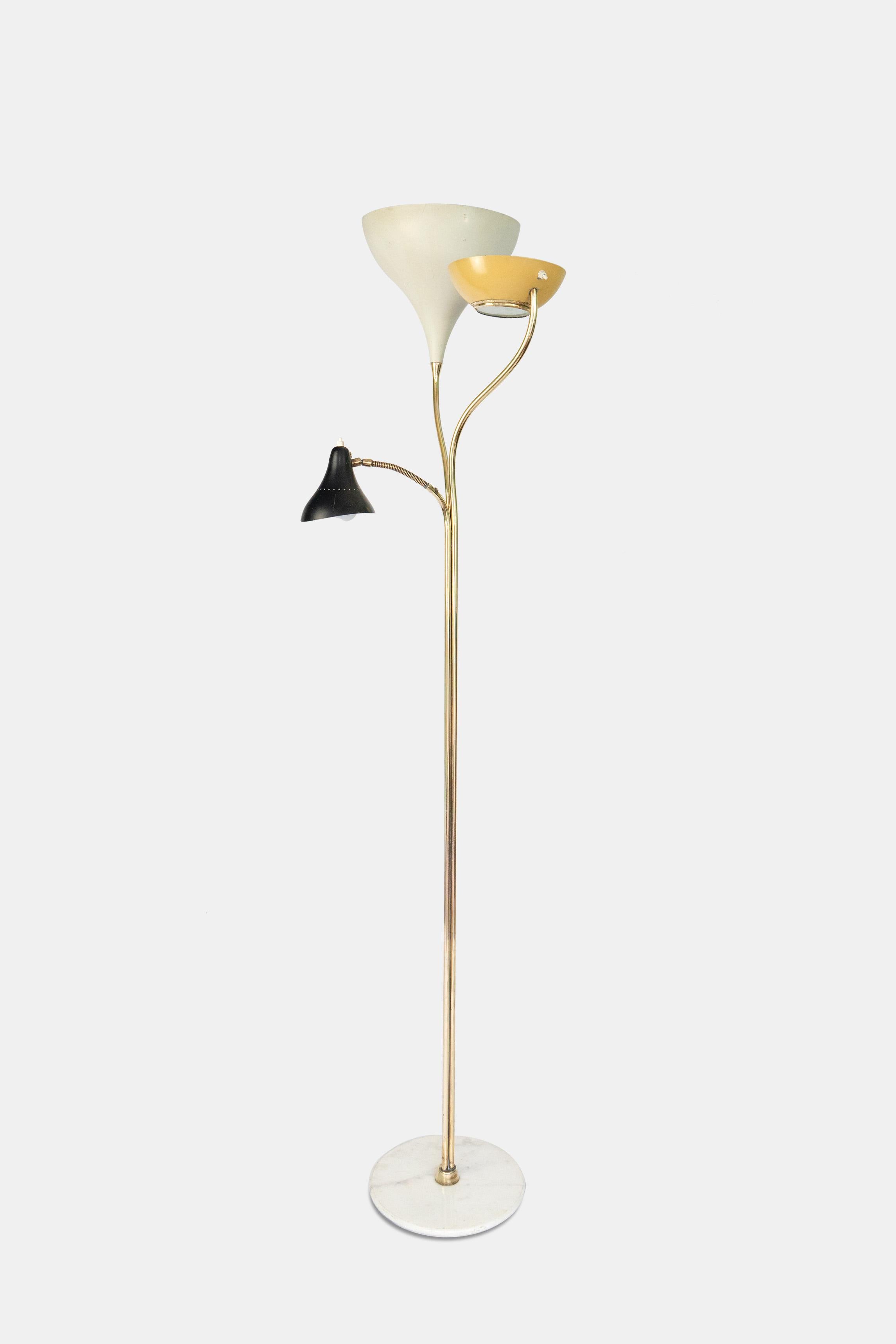 Años 50 Oscar Torlasco Lámpara de pie LS27 Mármol Latón Aluminio Negro Amarillo Blanco mediados del siglo XX en venta