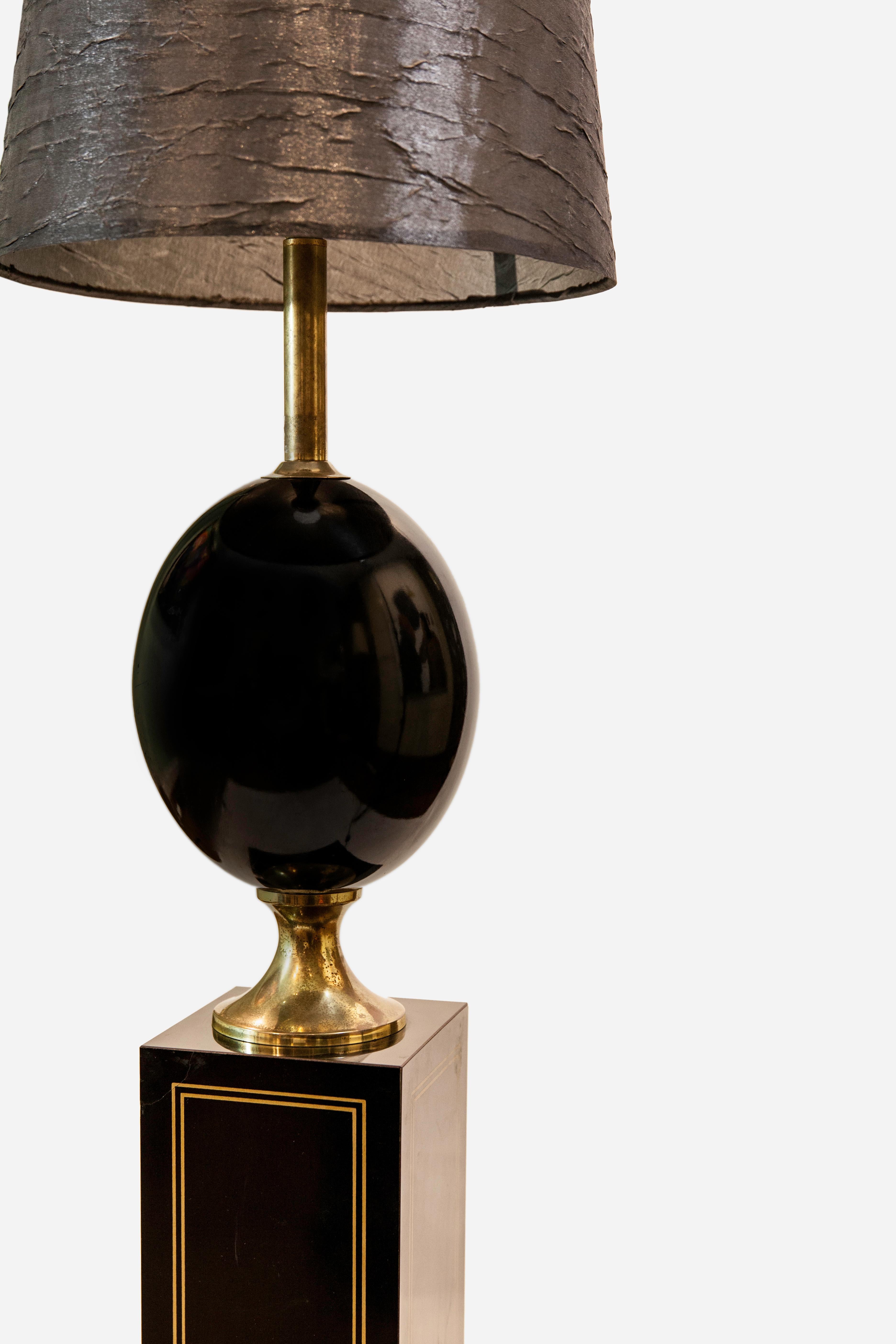 Fine XX secolo Lampada da terra francese Maison Le Dauphin anni '70 in ottone nero e tessuto laccato Wood in vendita
