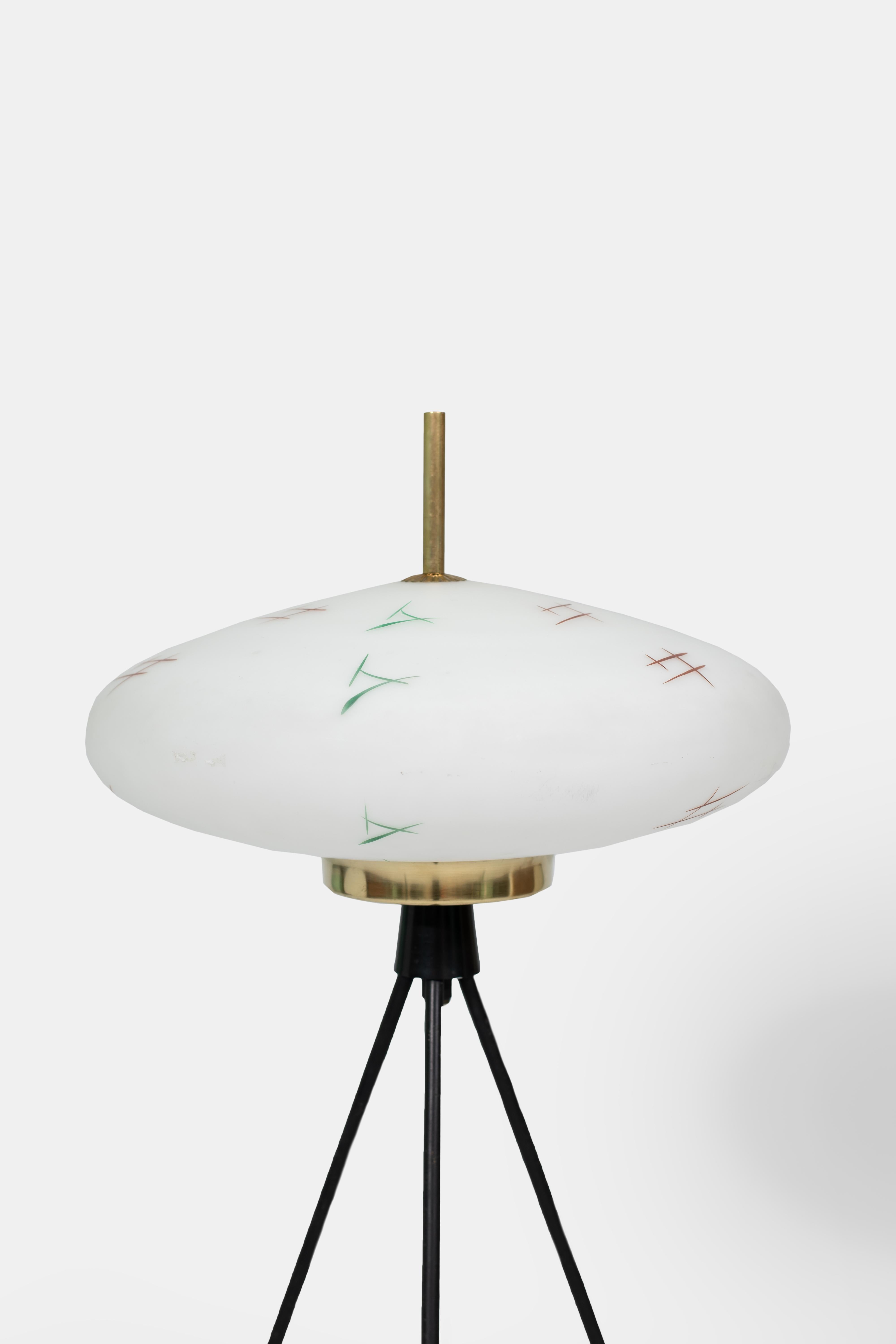 italien Stilnovo Lampadaire oriental tripode Lanterna Verre opale peint à la main Laiton en vente