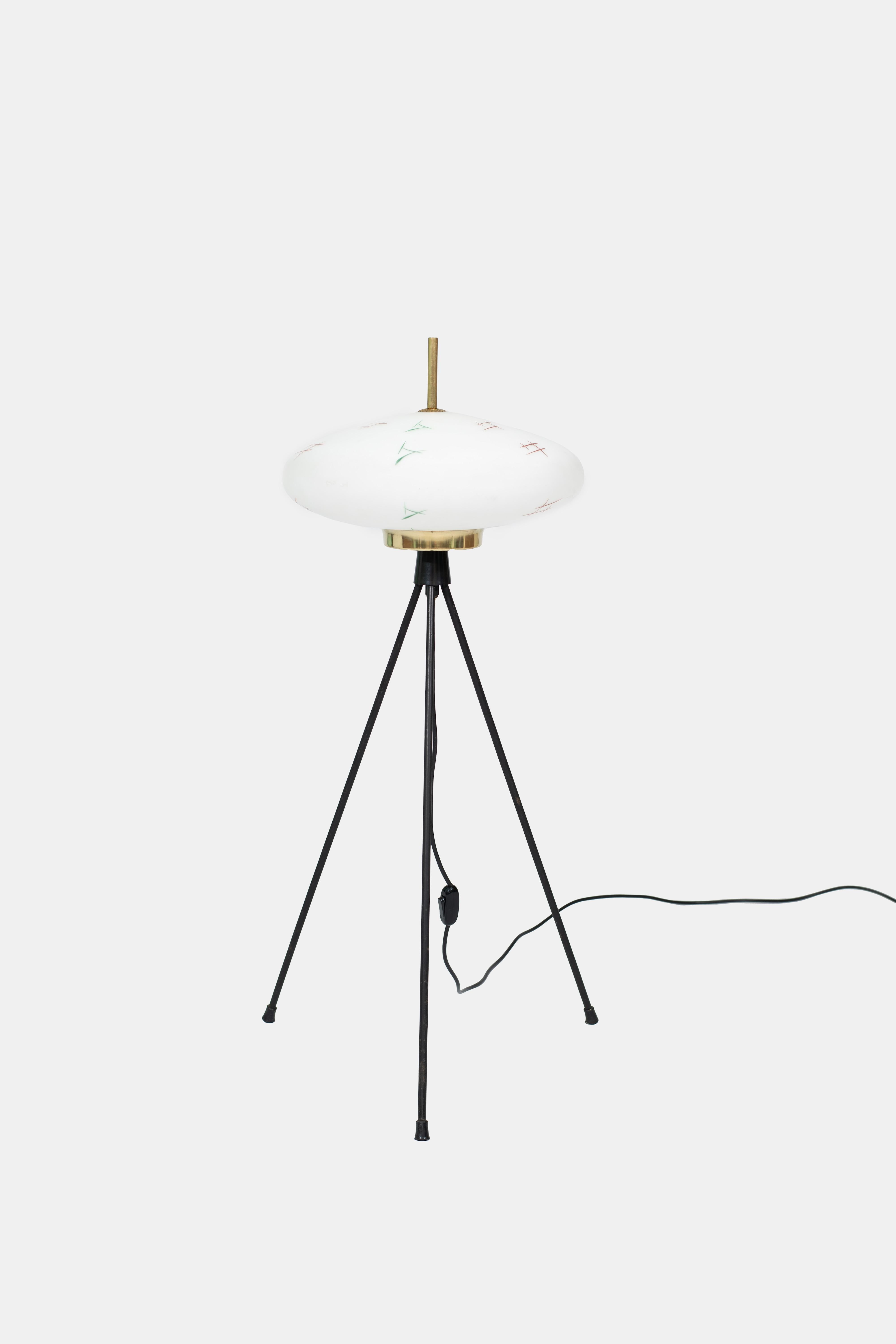 Peint à la main Stilnovo Lampadaire oriental tripode Lanterna Verre opale peint à la main Laiton en vente
