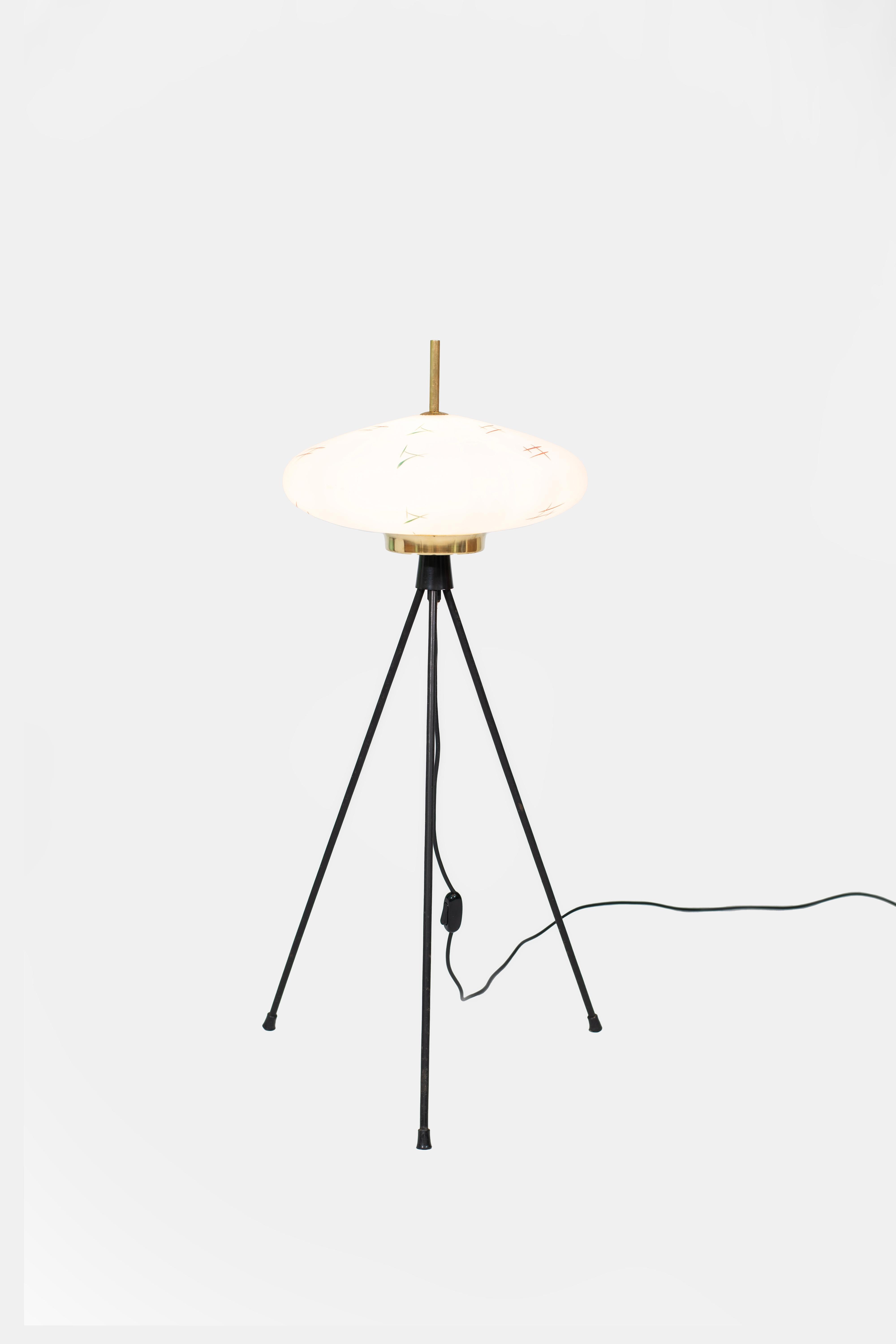 Stilnovo Lampadaire oriental tripode Lanterna Verre opale peint à la main Laiton en vente 1