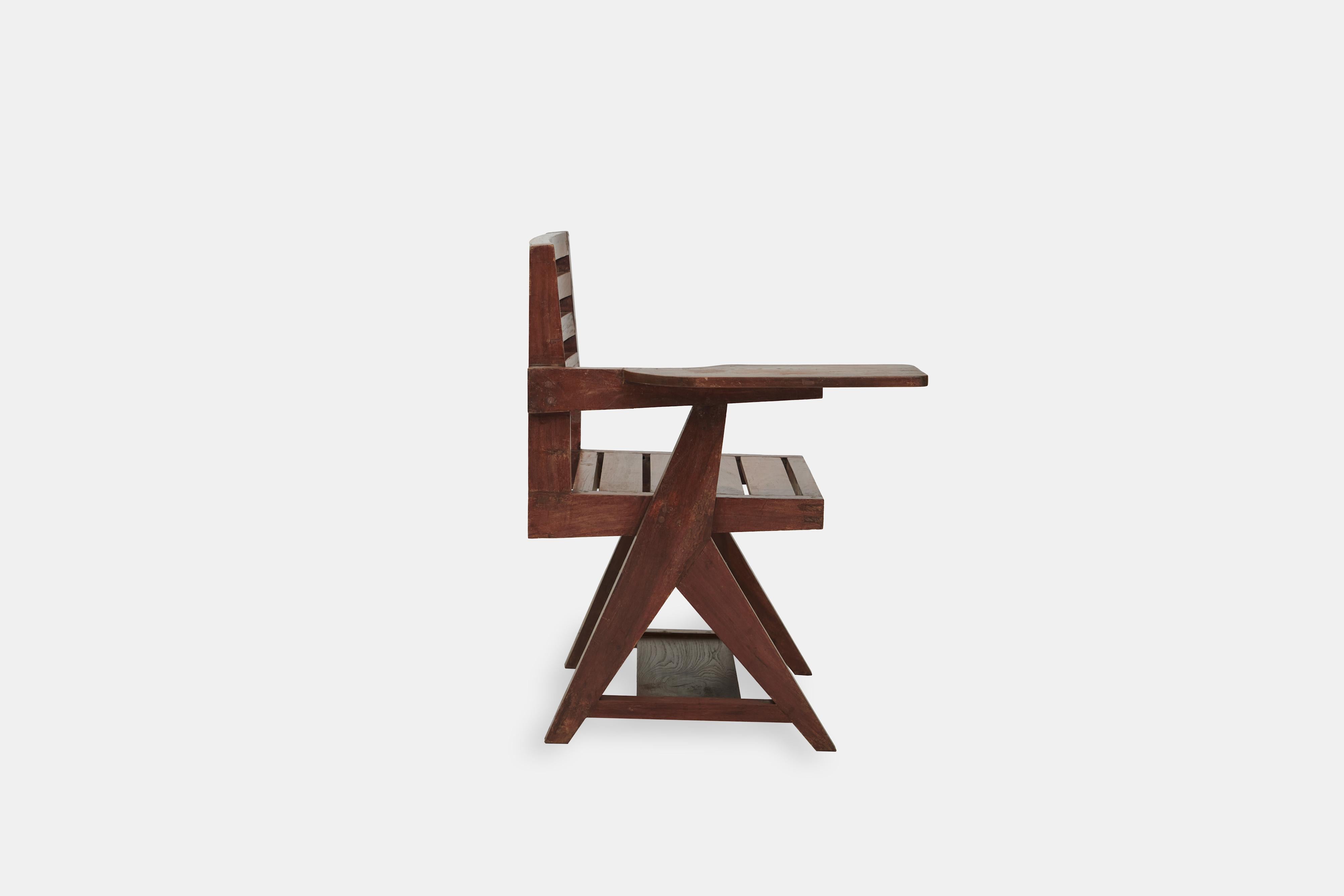 Una poltrona a pala in teak progettata per l'Università di Chandigarh, circa anni '50

Schienale e seduta a doghe di teak, il lato destro con bracciolo a paletta, sollevati su supporti a compasso, ciascuno unito alla base con una barella, le barelle