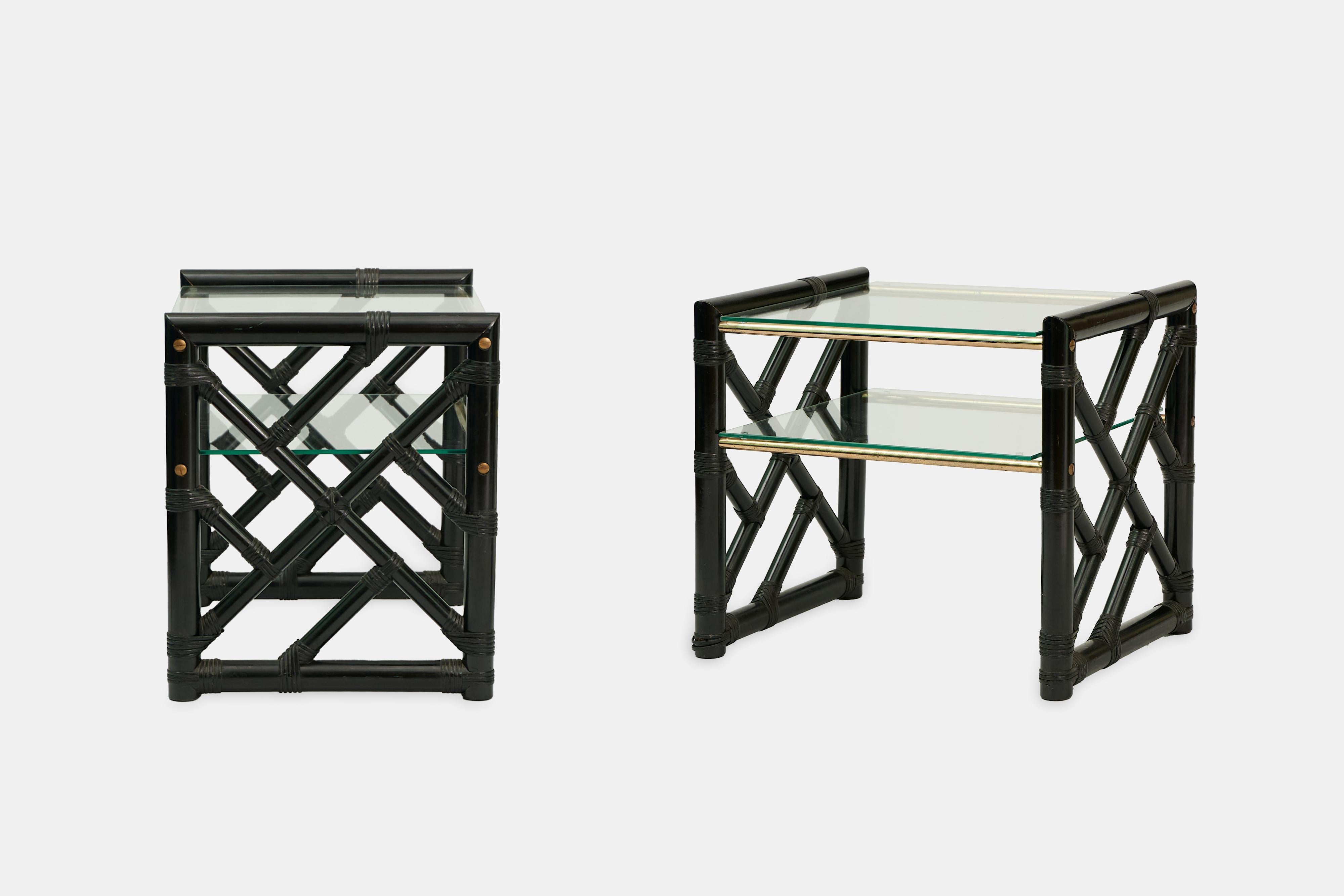 Paire de tables d'appoint en faux bambou, circa 1970
Bois de faux bambou ébonisé, gradins en verre et brancards laqués en laiton.
Fabriqué par Dal Vera, Italie.