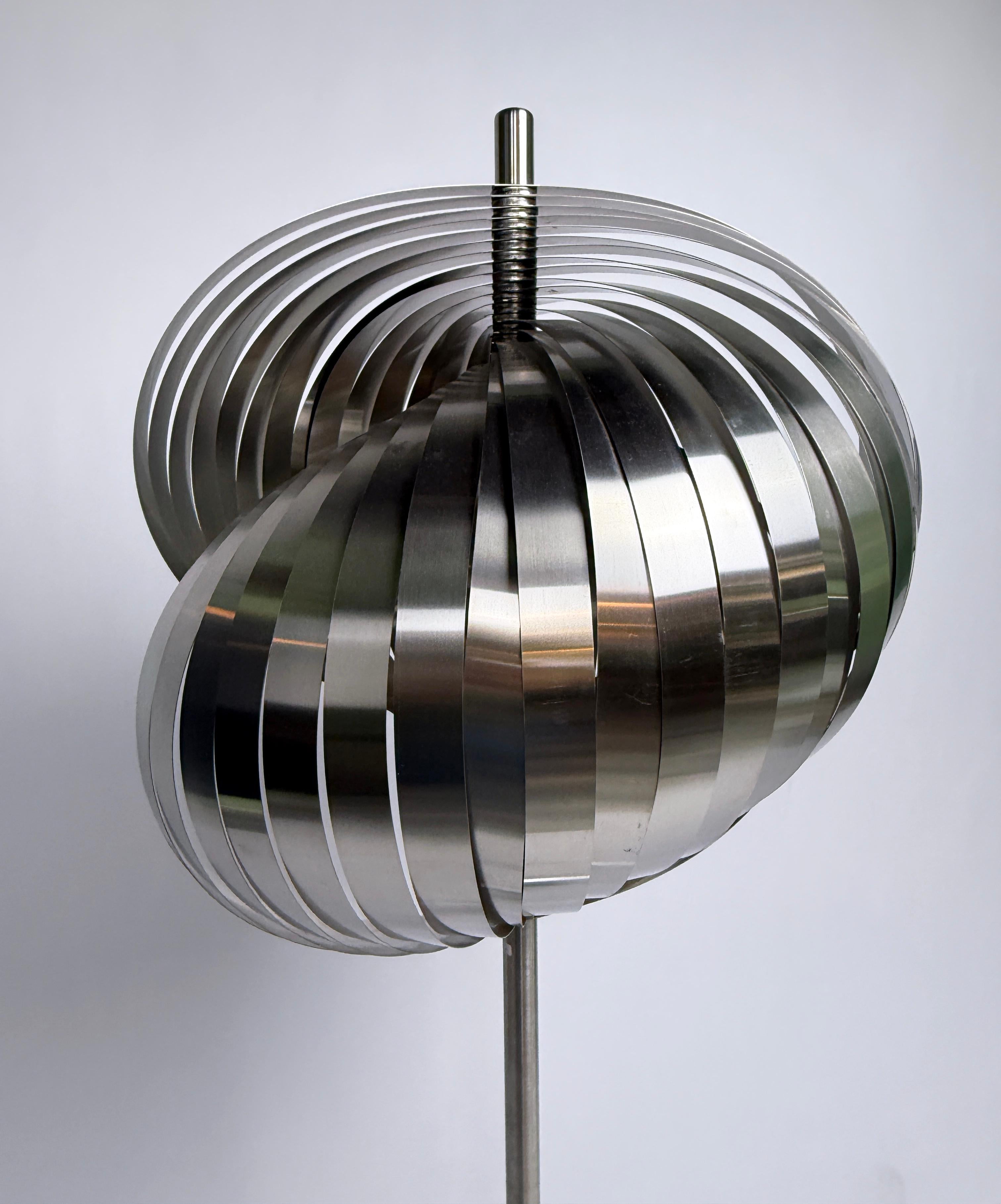 Francese Lampada da terra A. Mathieu 1970 in alluminio cromo argento Space Age in vendita