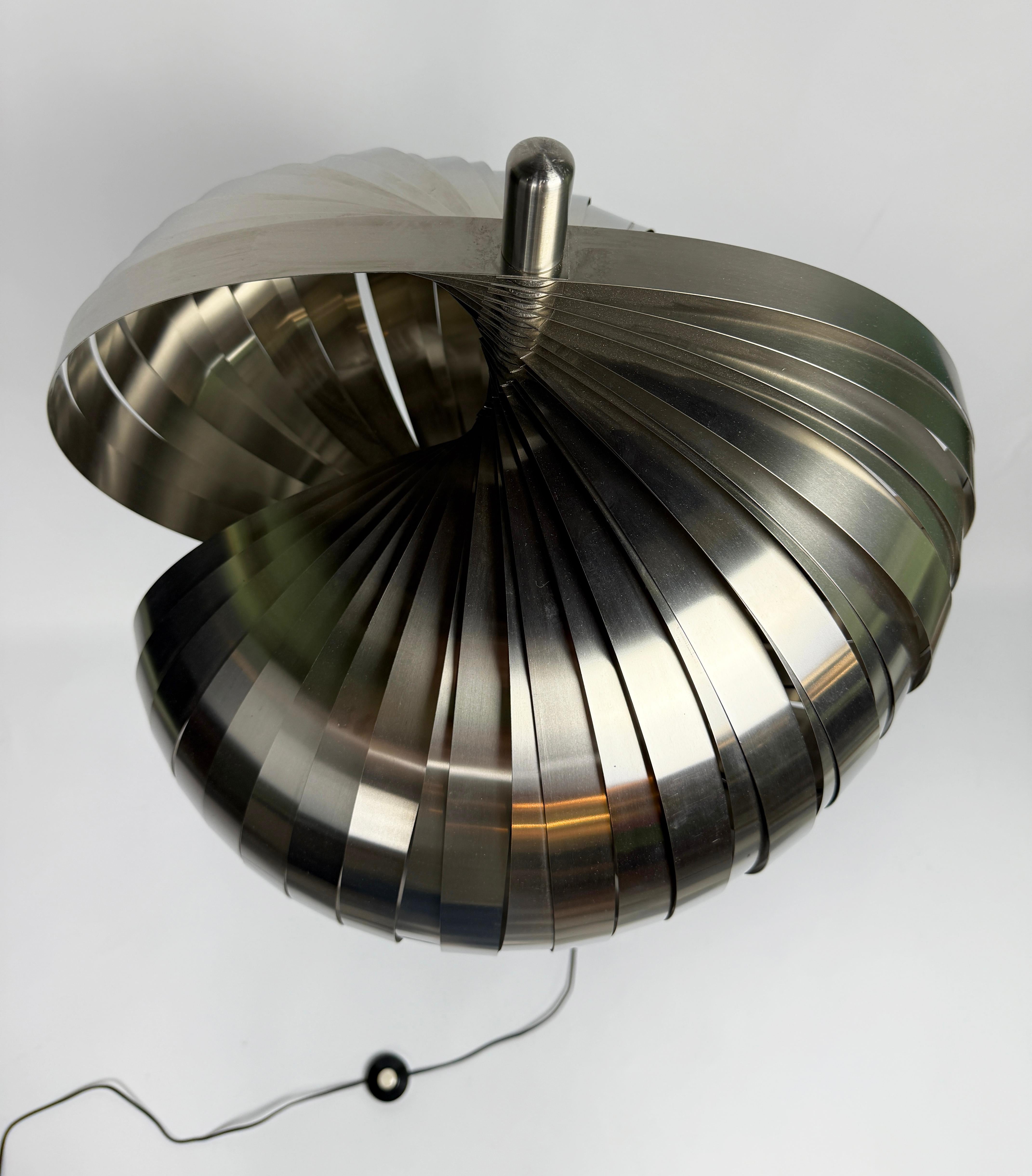 Lampada da terra A. Mathieu 1970 in alluminio cromo argento Space Age In condizioni buone in vendita a Milano, IT