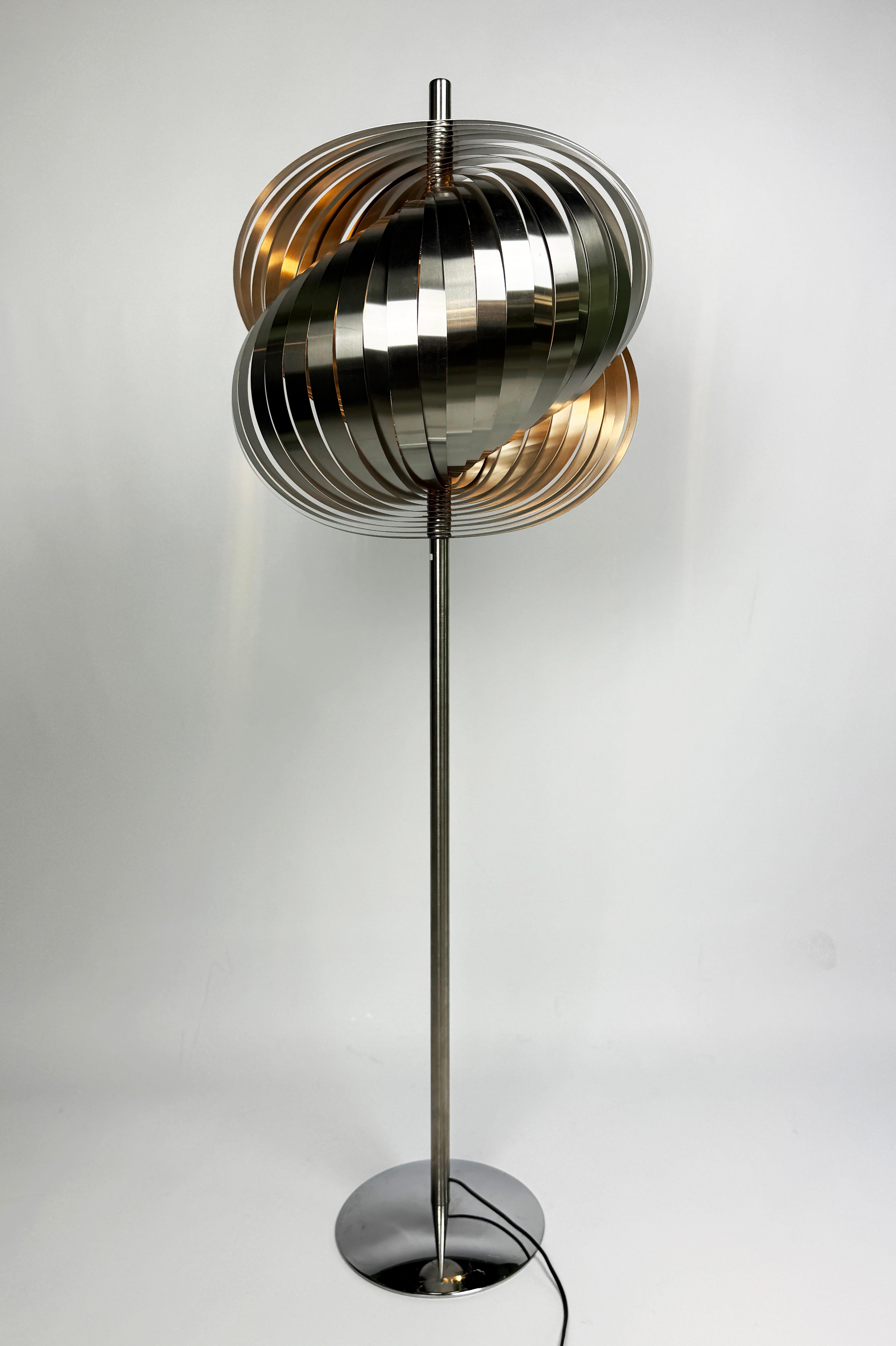 Lampada da terra A. Mathieu 1970 in alluminio cromo argento Space Age in vendita 3