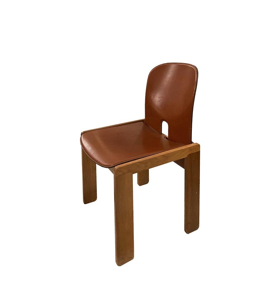 1960er Afra und Tobia Scarpa Cassina Satz von vier Stühlen Model 121 Leder Nussbaum im Zustand „Gut“ im Angebot in Milano, IT