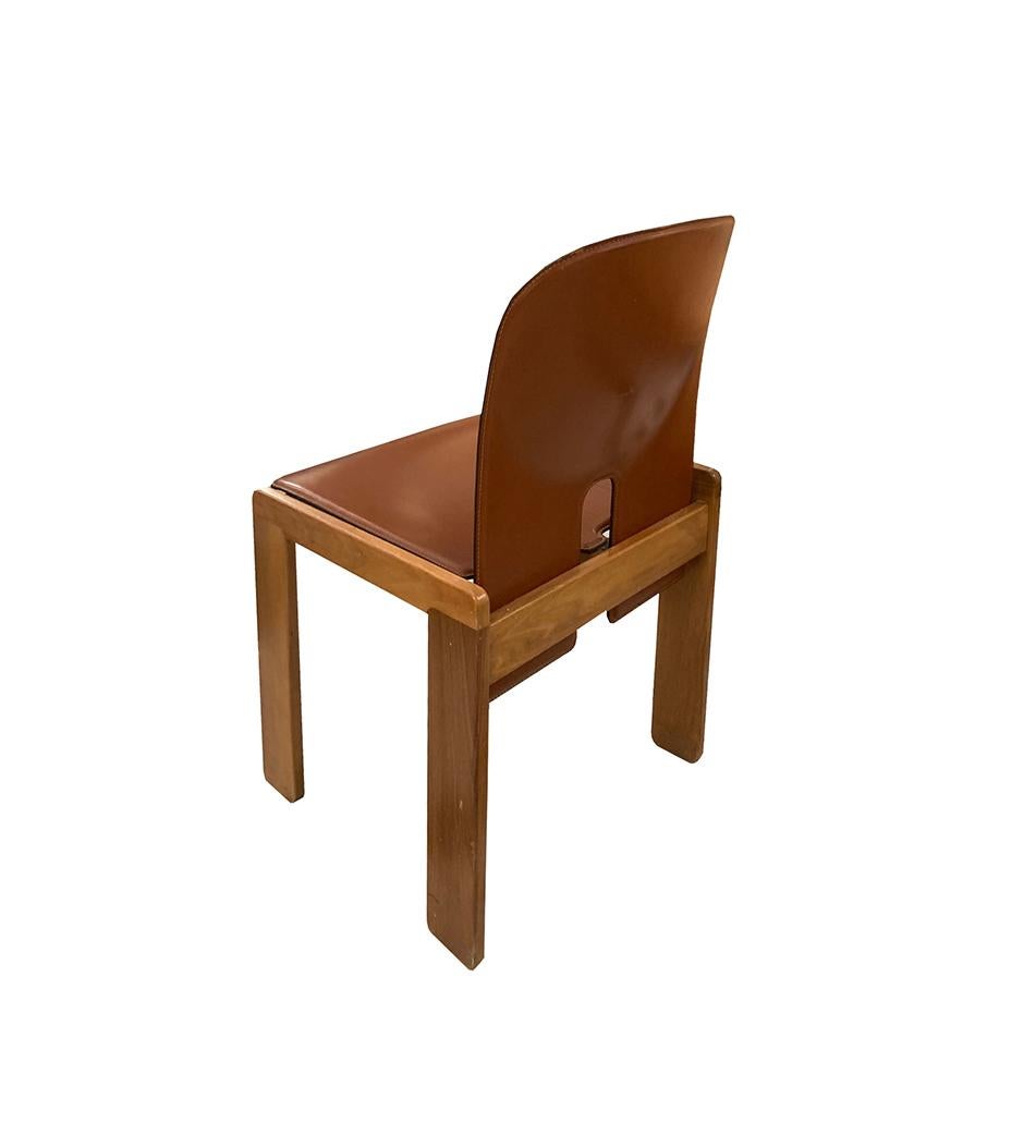 1960er Afra und Tobia Scarpa Cassina Satz von vier Stühlen Model 121 Leder Nussbaum (Mitte des 20. Jahrhunderts) im Angebot