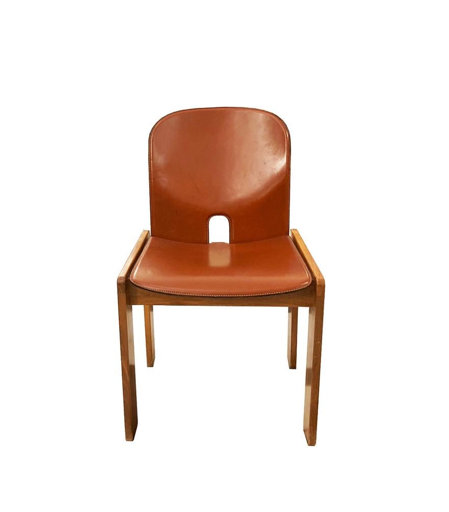 1960er Afra und Tobia Scarpa Cassina Satz von vier Stühlen Model 121 Leder Nussbaum im Angebot 1