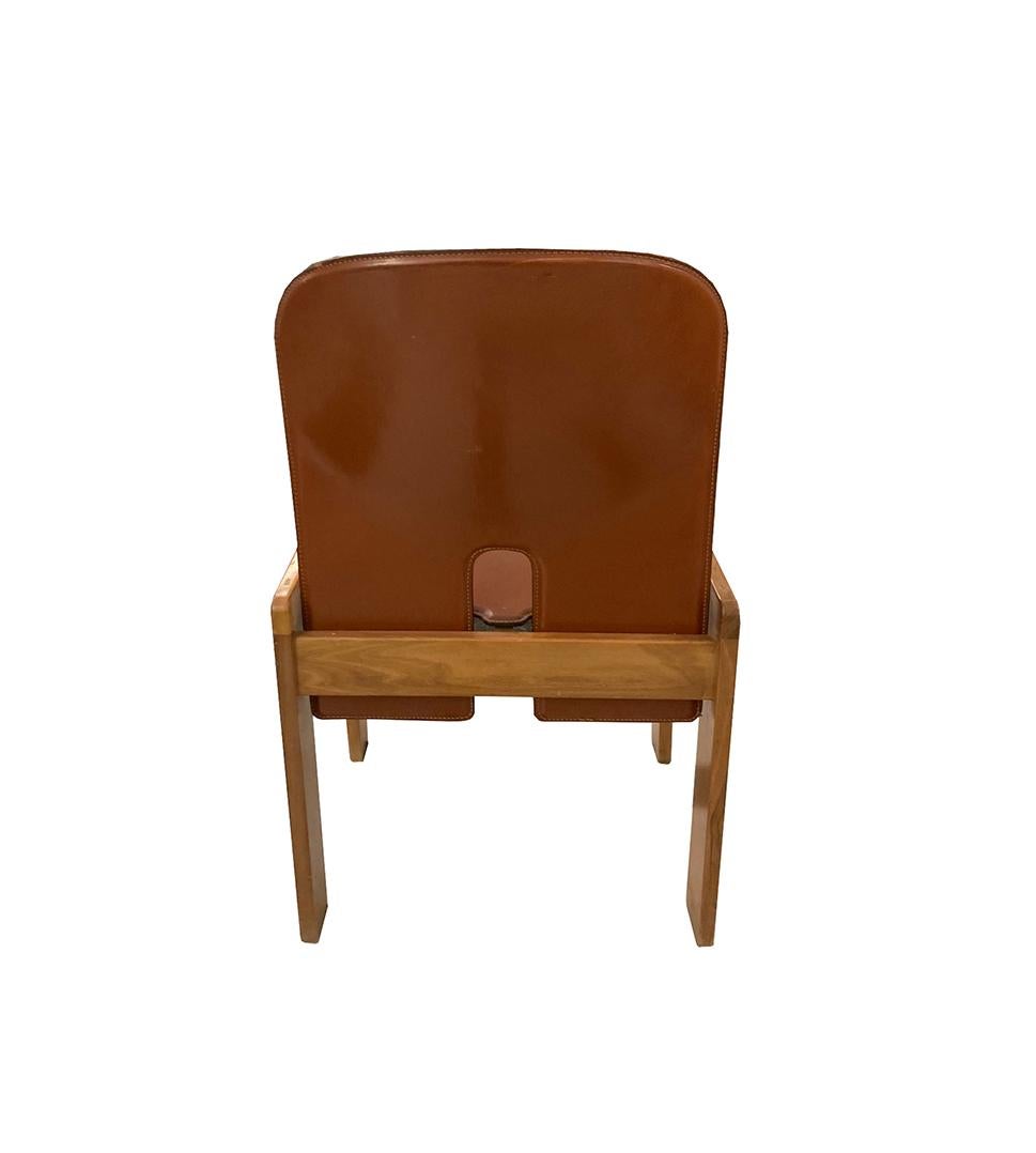 1960er Afra und Tobia Scarpa Cassina Satz von vier Stühlen Model 121 Leder Nussbaum im Angebot 2
