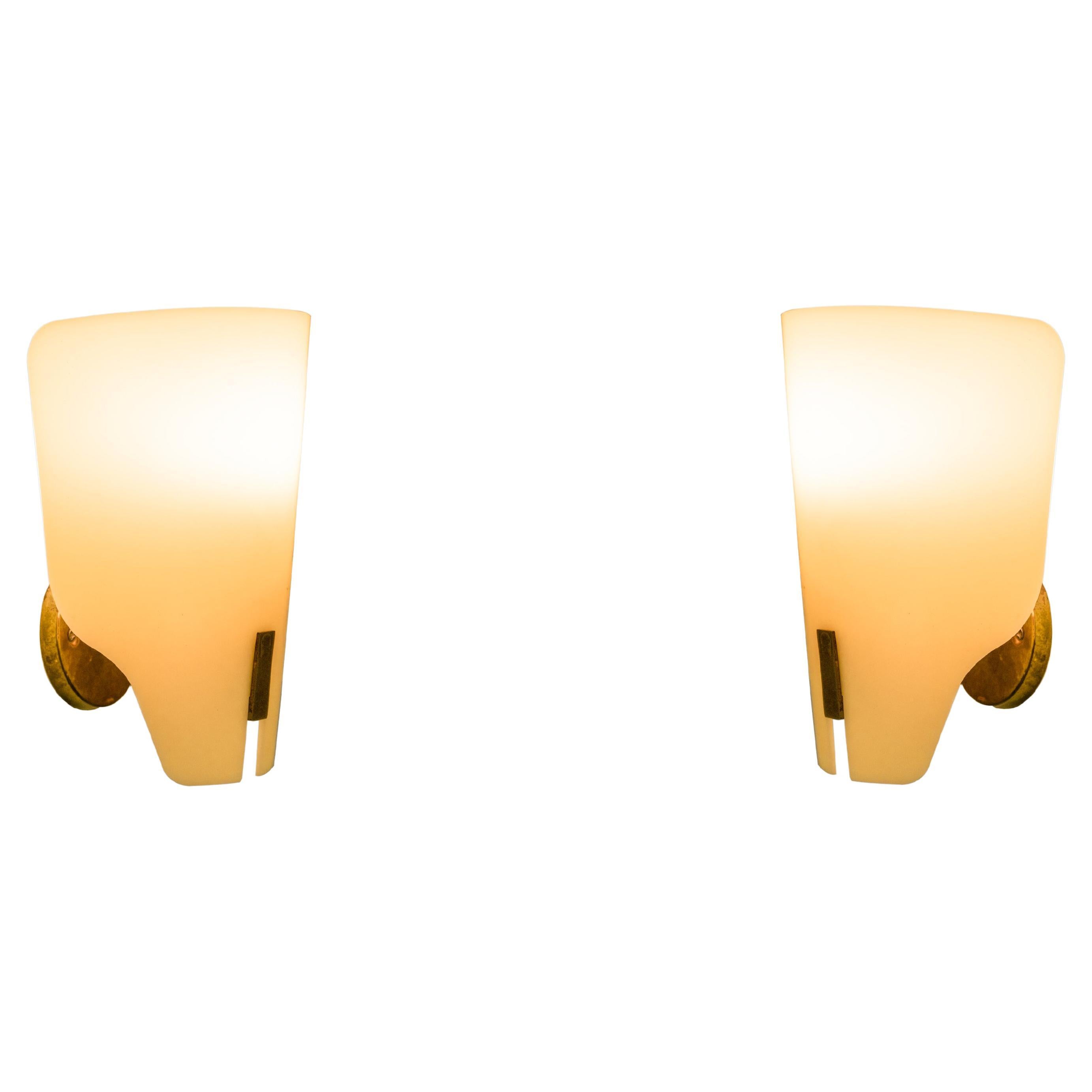 1950's Gino Sarfatti Arteluce Pair of Wall Lights Sconces Appliques Metacrylate For Sale